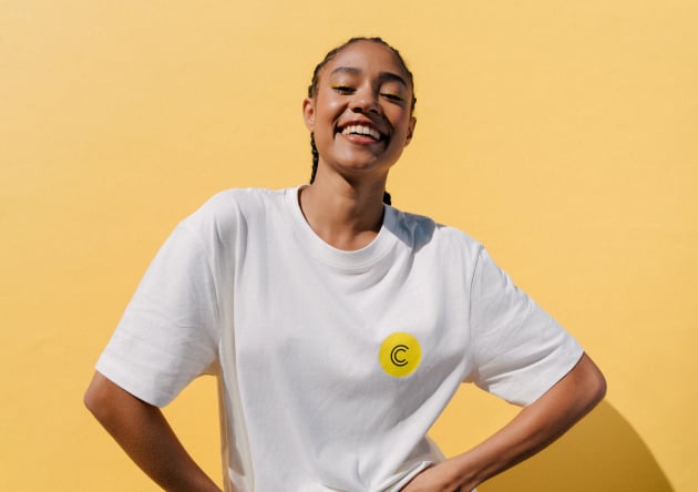 Quelle tenue porter avec un t-shirt blanc basique ?