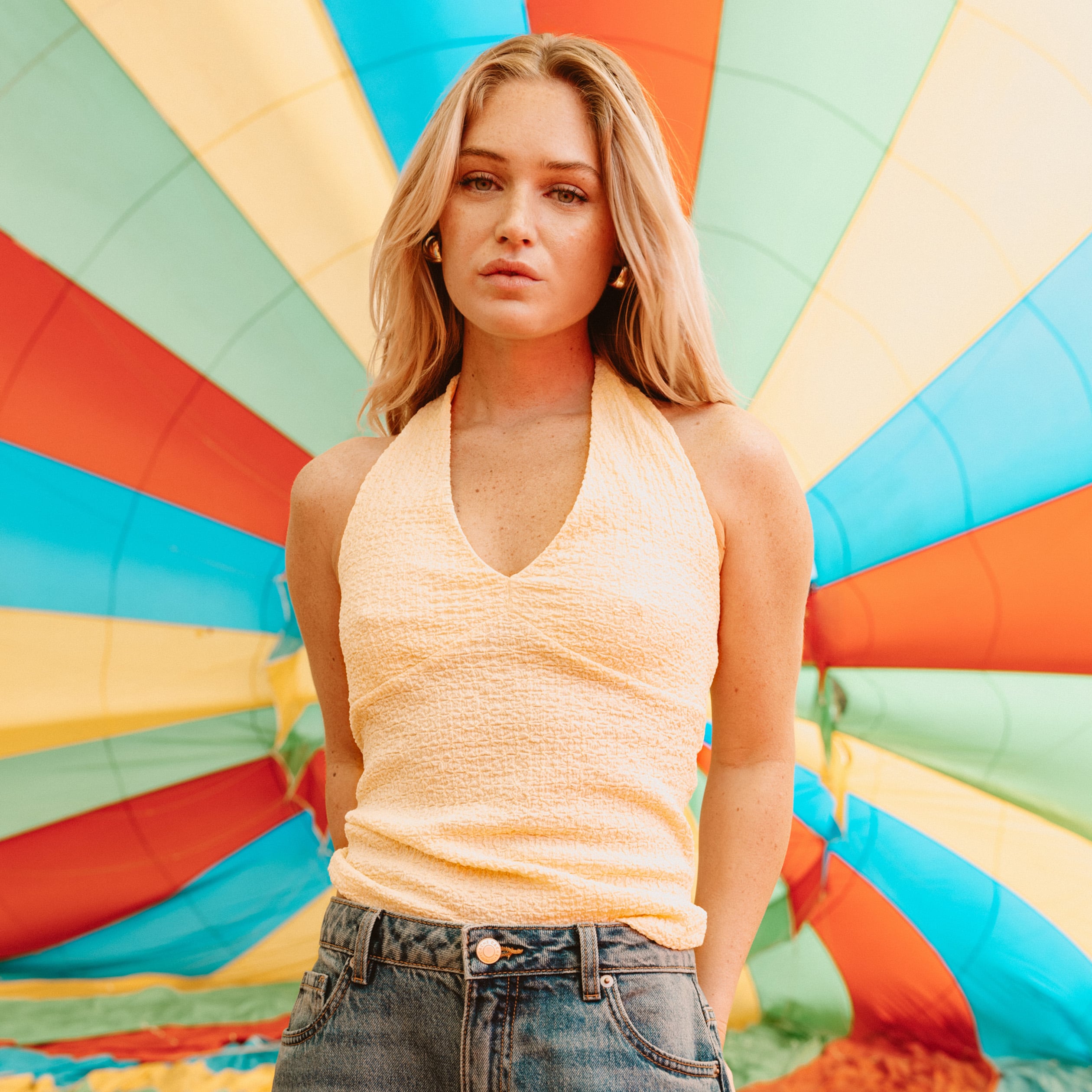 Top cintr&eacute; sans manches avec relief jaune pastel femme