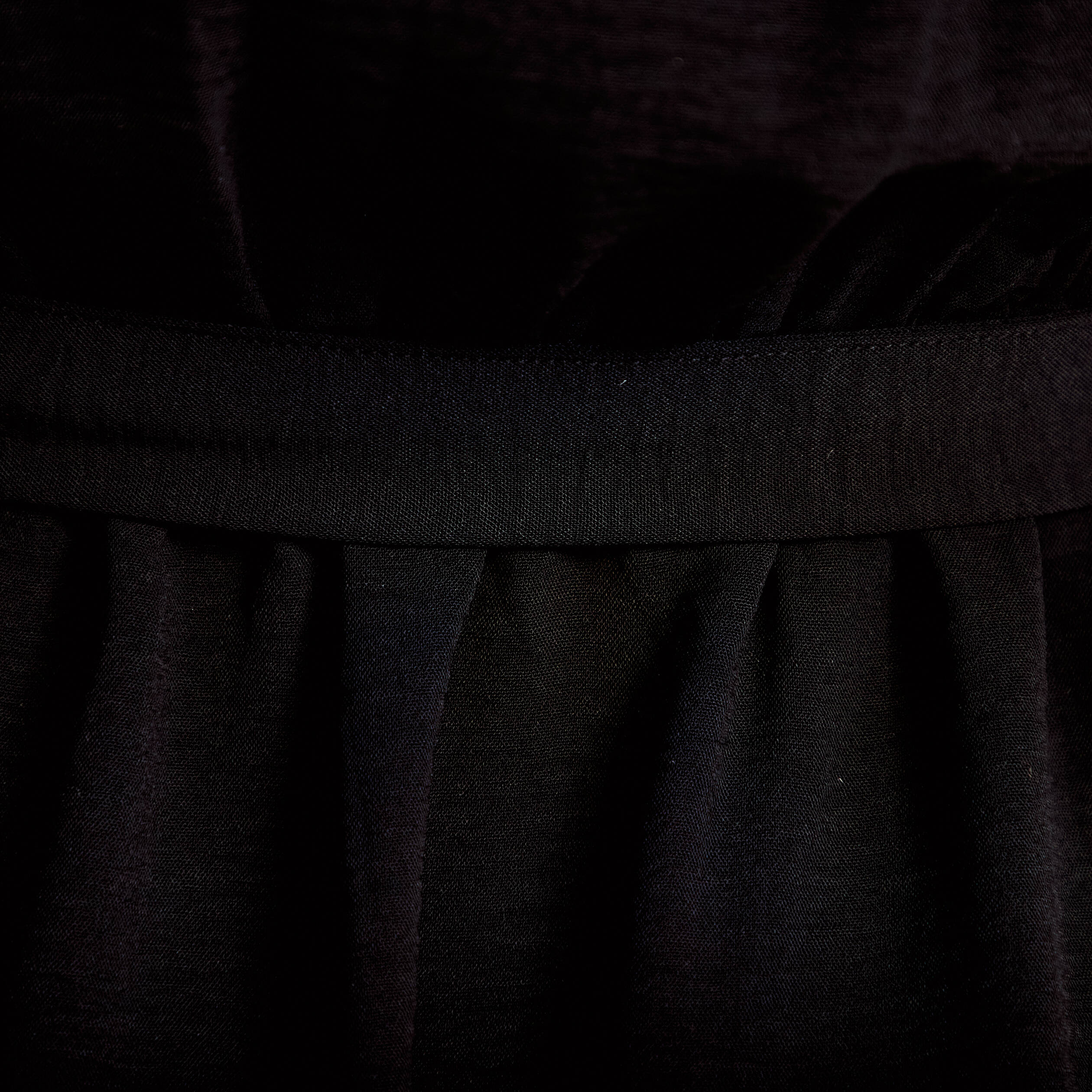 Robe courte &eacute;vas&eacute;e col v manches courtes noir femme