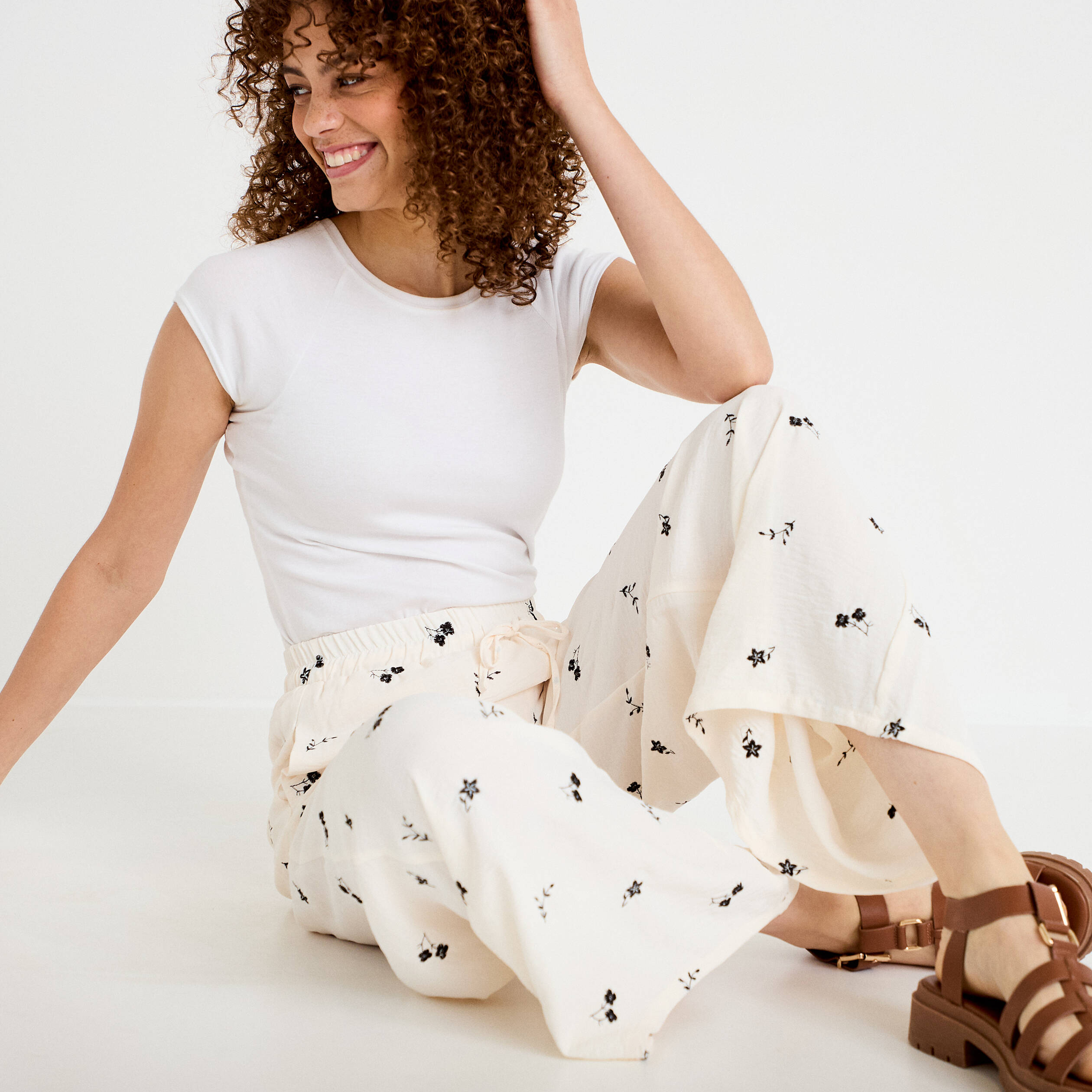 Pantalon large brod&eacute; taille standard blanc femme