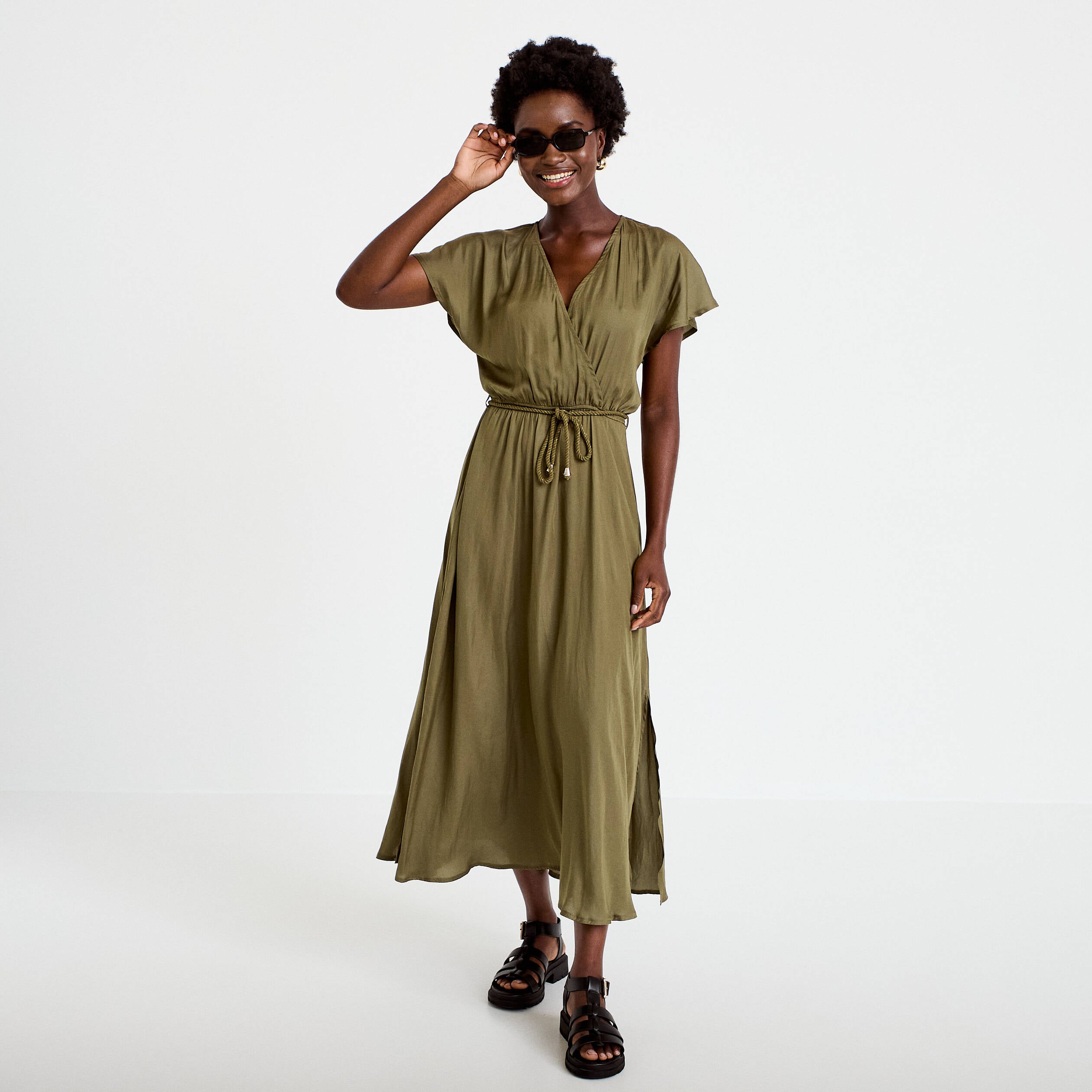 Robe longue &eacute;vas&eacute;e col v satin&eacute;e vert kaki femme