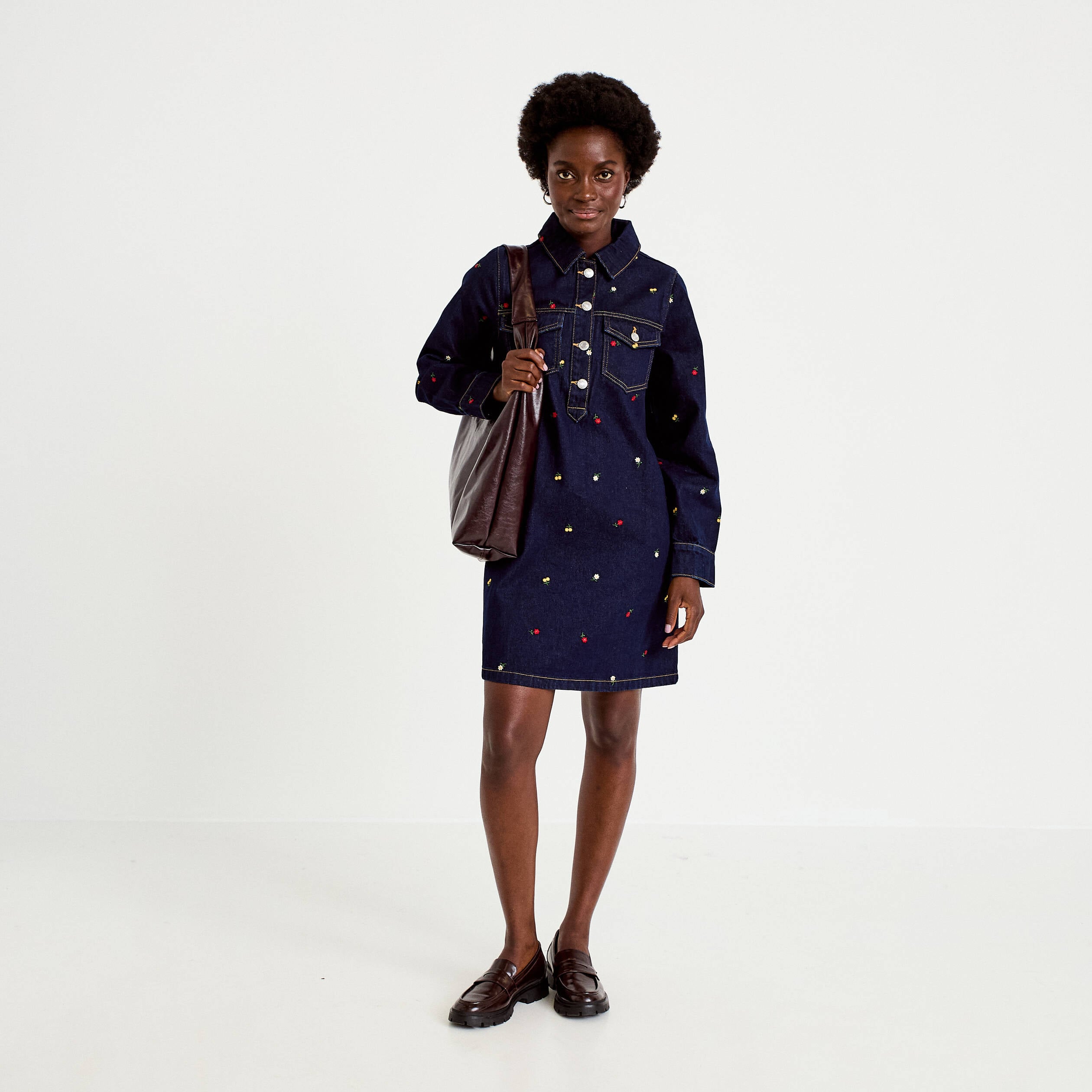 Robe courte &eacute;vas&eacute;e en jean brod&eacute;e bleu marine femme