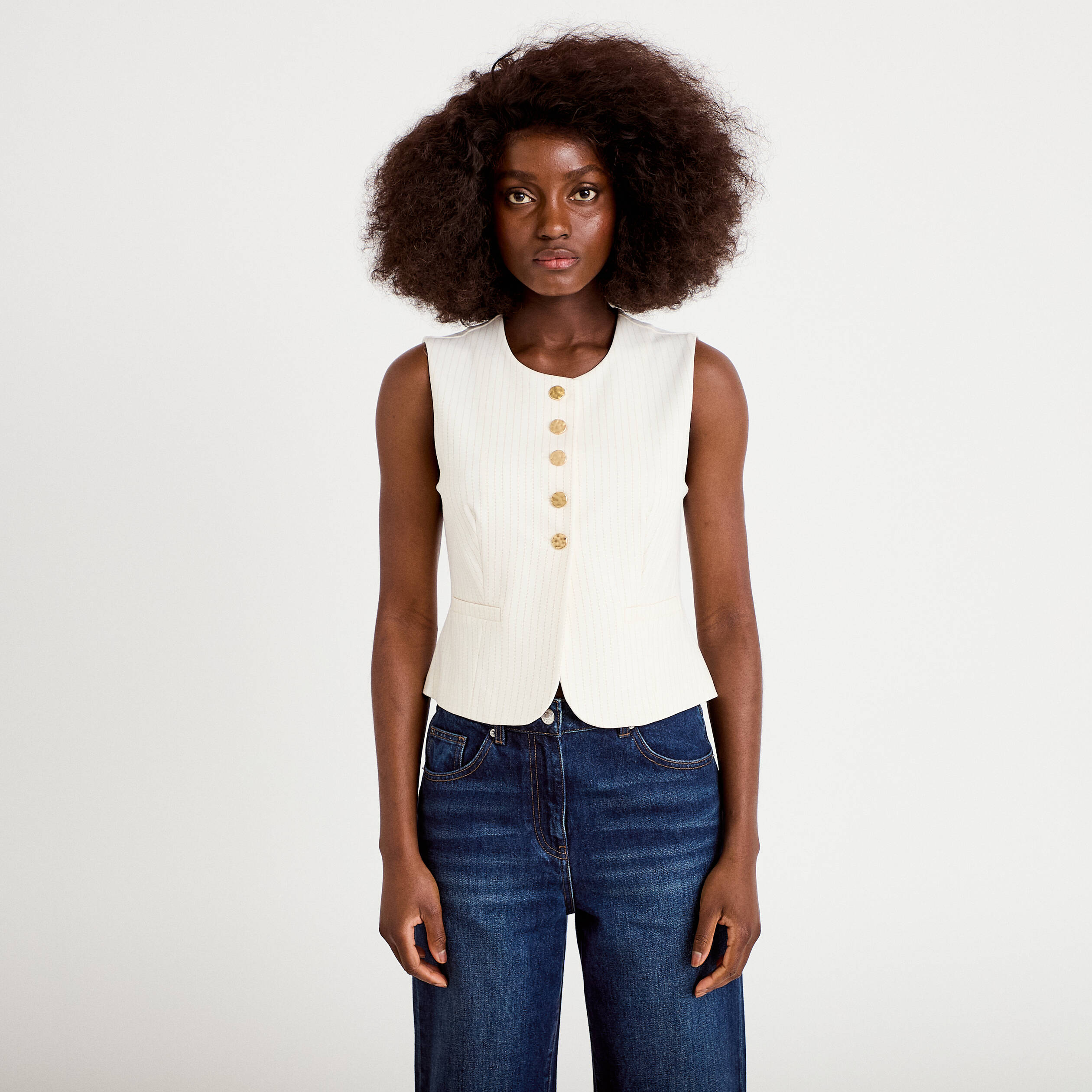Gilet ajust&eacute; sans manches col rond ecru femme