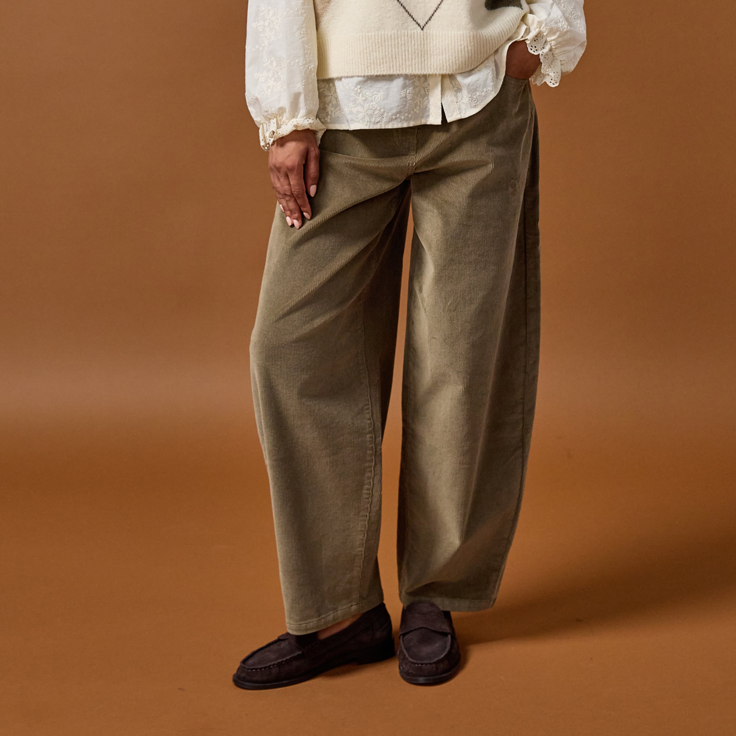Pantalon barrel en velours vert kaki femme