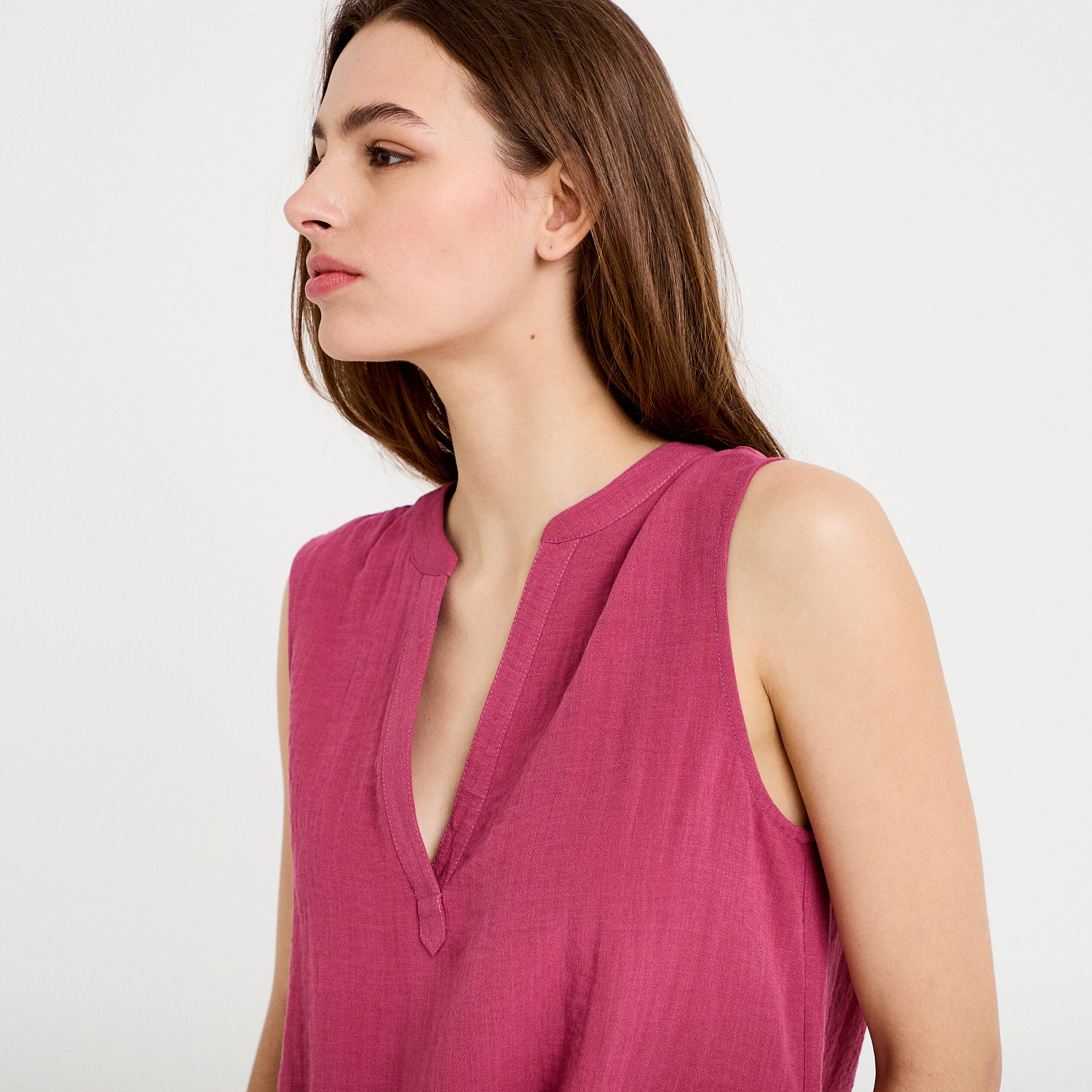 Blouse sans manches col tunisien pliss&eacute; prune femme