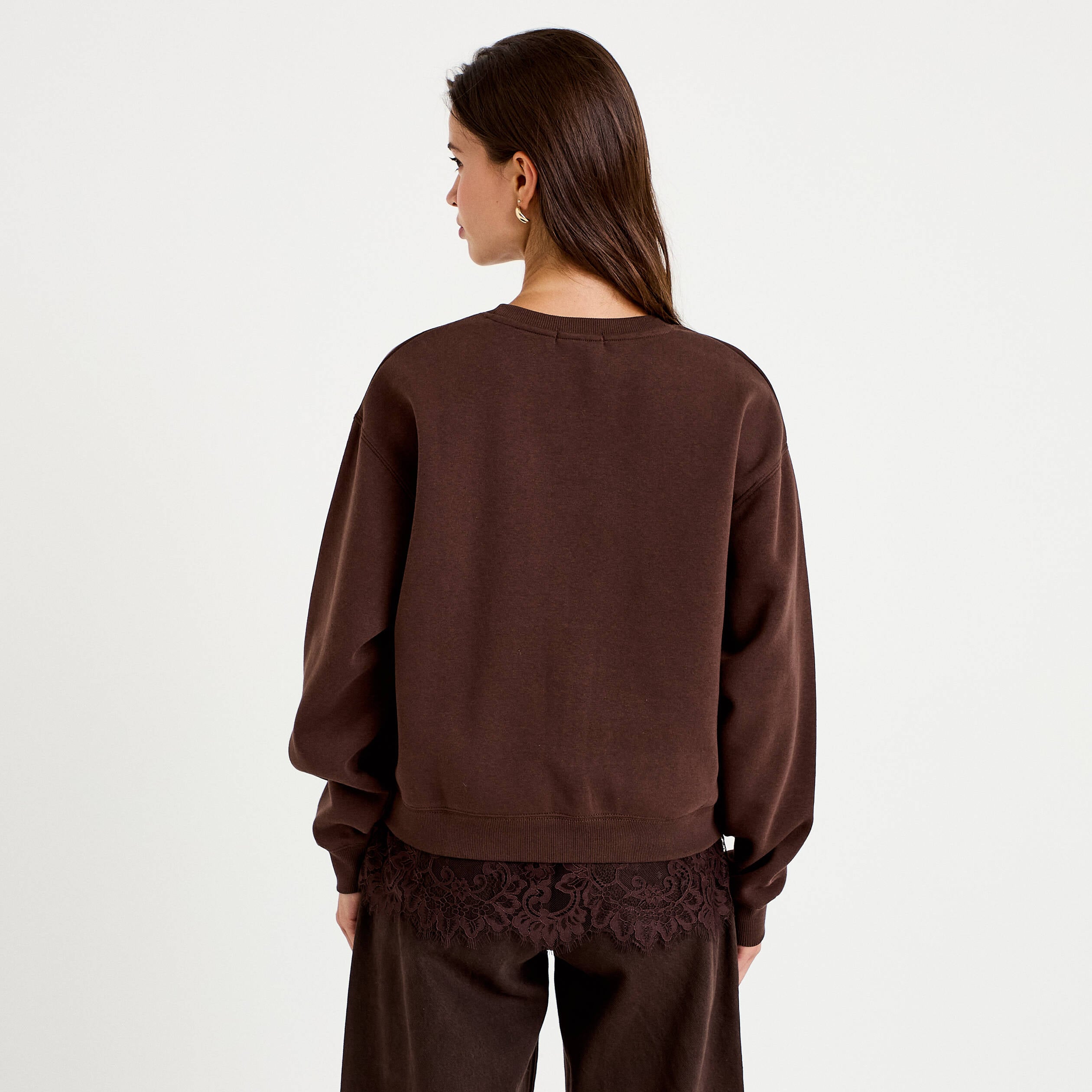 Sweat droit col rond d&eacute;tail dentelle marron fonc&eacute; femme