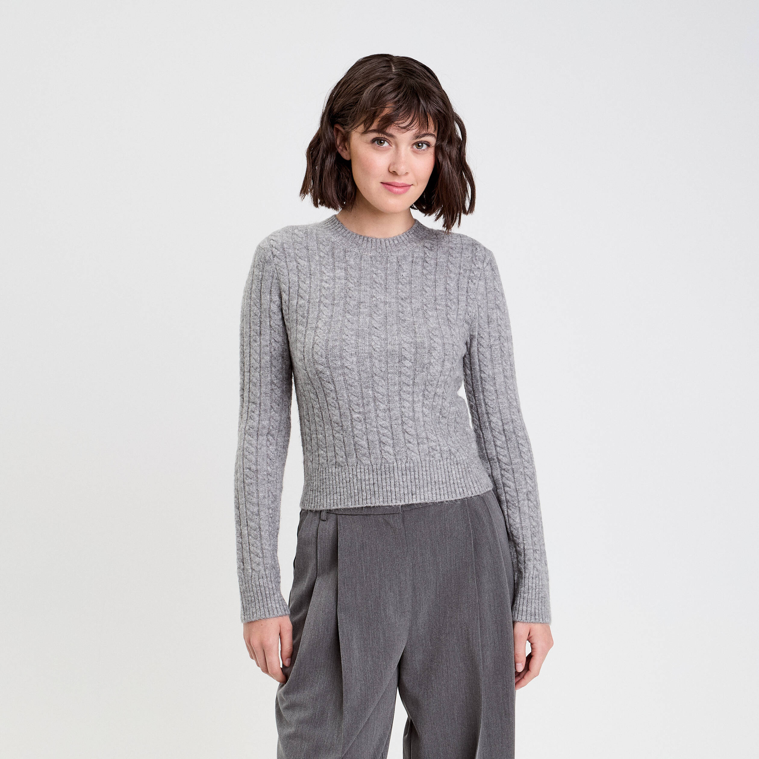 Pull ajust&eacute; col rond manches longues gris fonc&eacute; femme