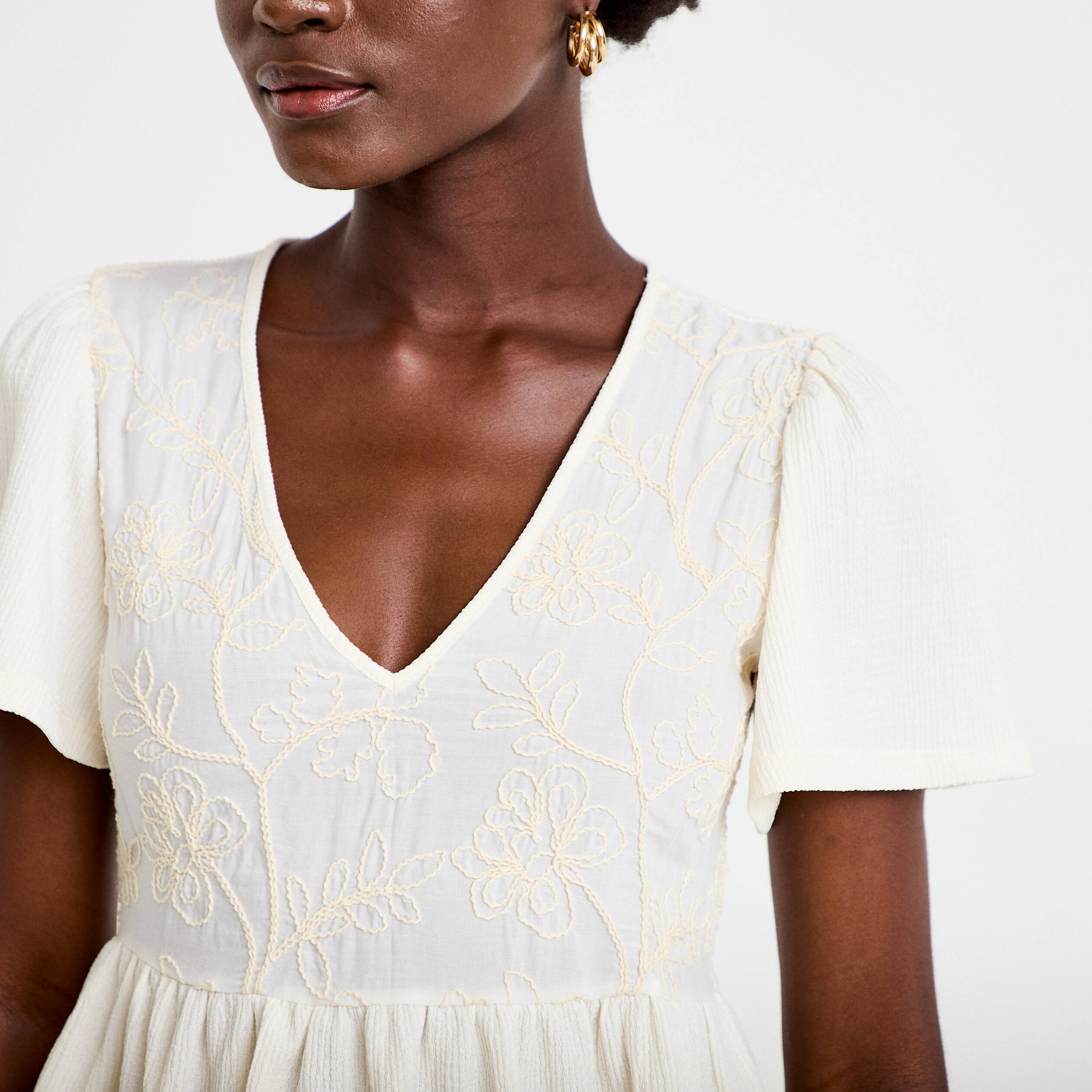 Blouse cintr&eacute;e col v manches courtes ecru femme