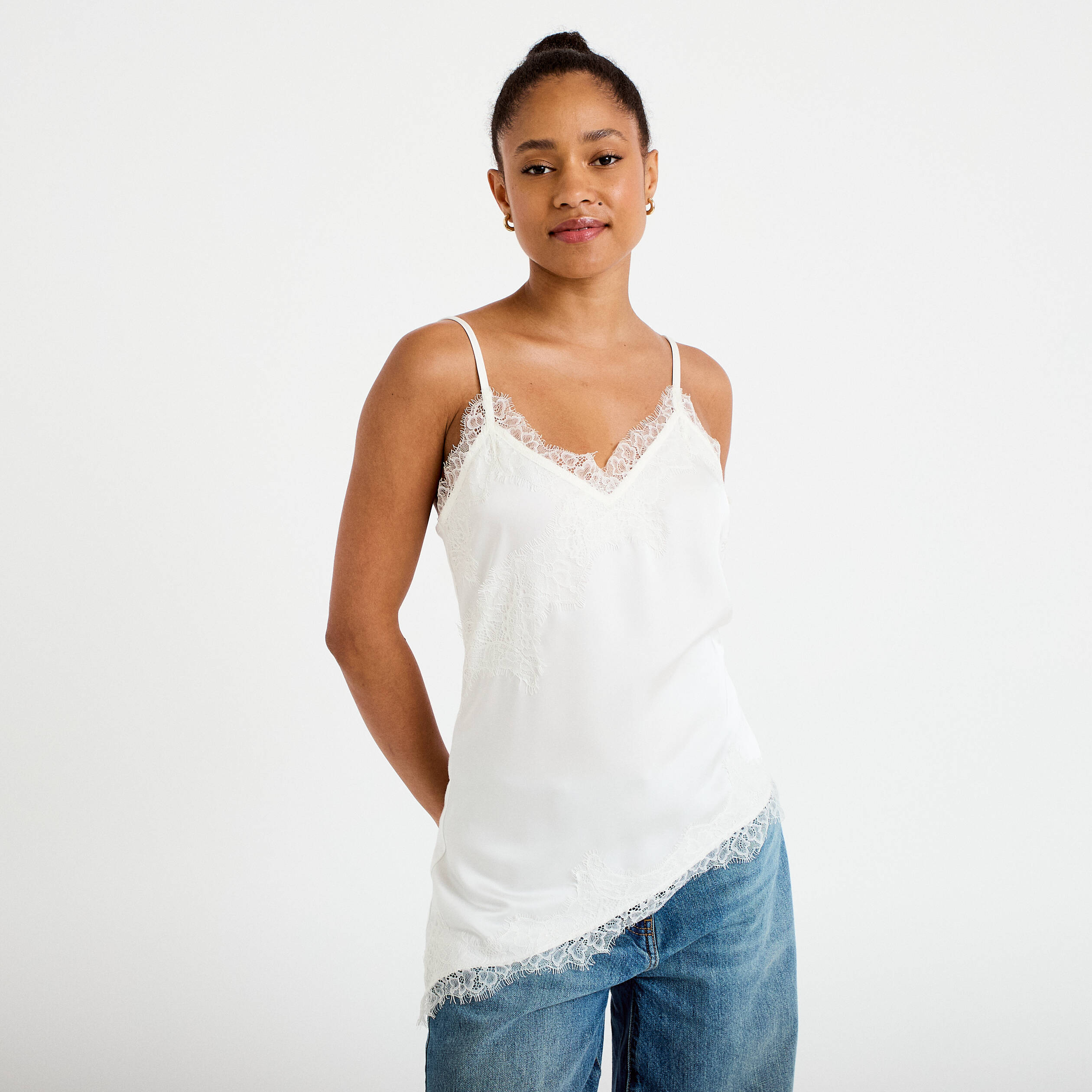 D&eacute;bardeur ajust&eacute; d&eacute;collet&eacute; dentelle ecru femme