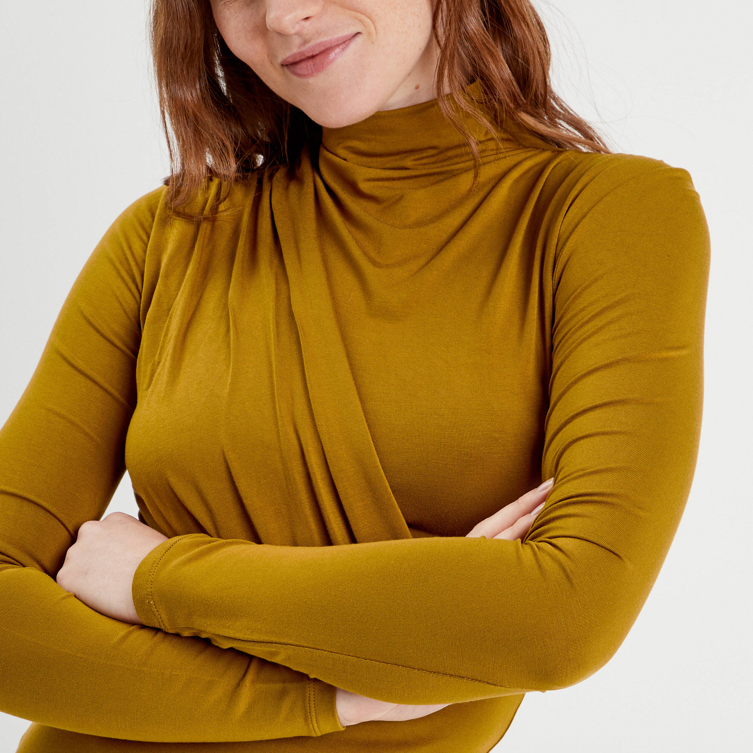T-shirt drap&eacute; col montant jaune fonc&eacute; femme