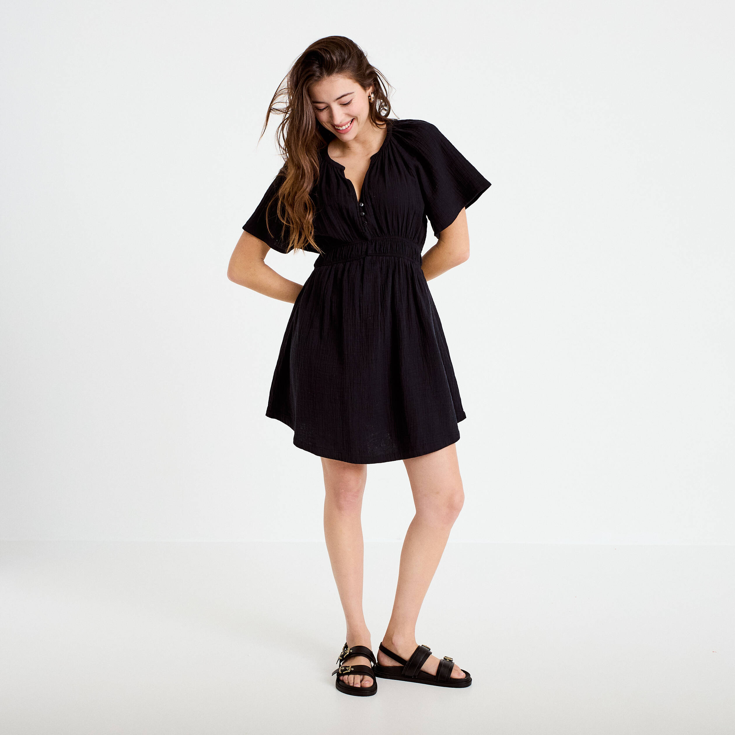Robe courte &eacute;vas&eacute;e manches courtes noir femme