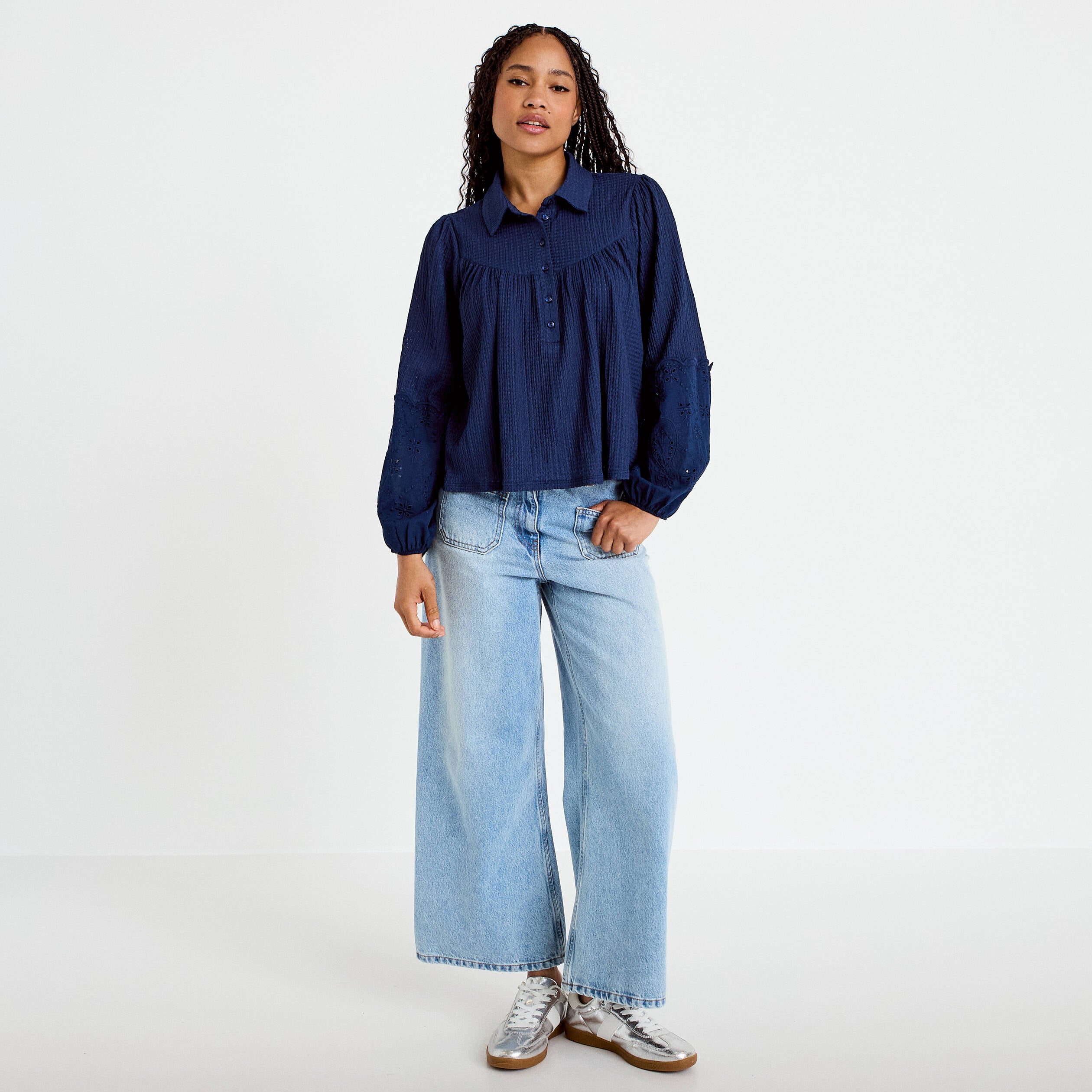 Blouse manches longues broderie bleu fonc&eacute; femme