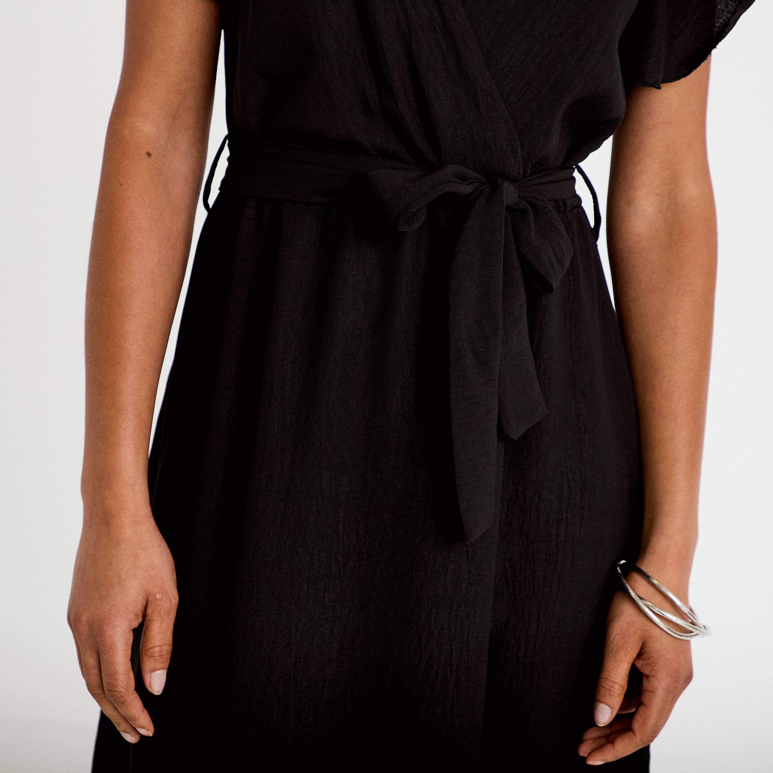 Robe longue &eacute;vas&eacute;e manches courtes noir femme