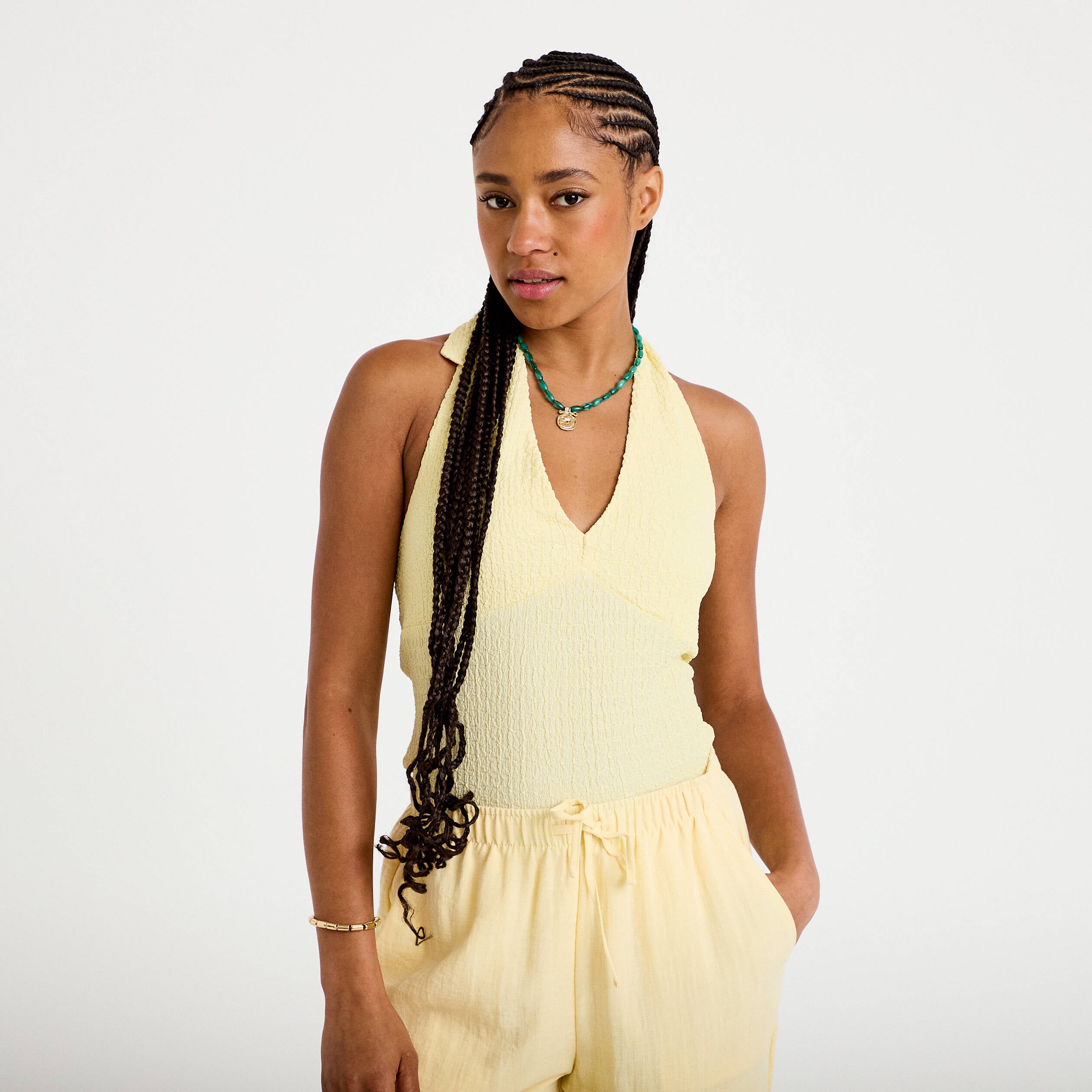 Top cintr&eacute; sans manches avec relief jaune pastel femme
