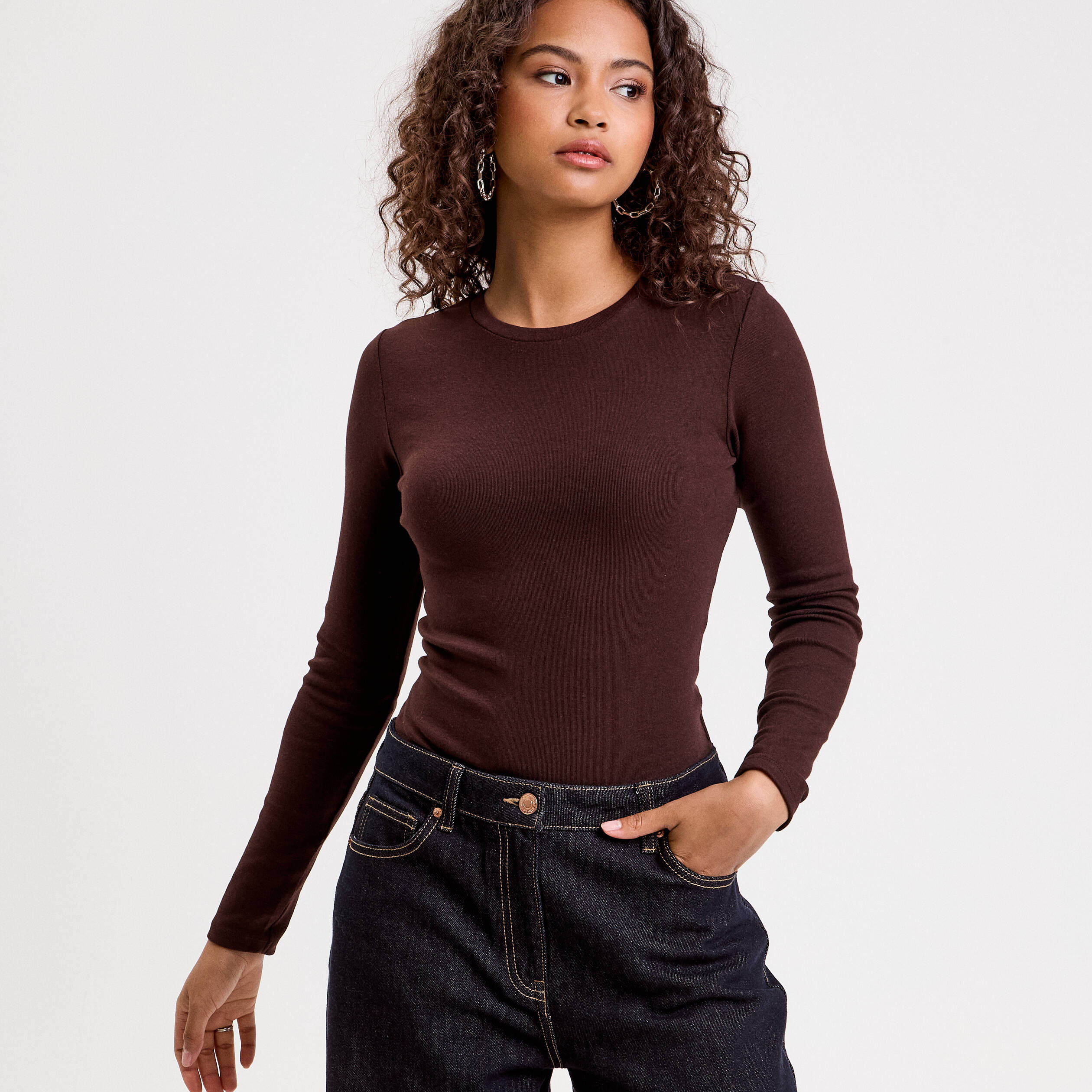 T-shirt cintr&eacute; col rond manches longues marron fonc&eacute; femme