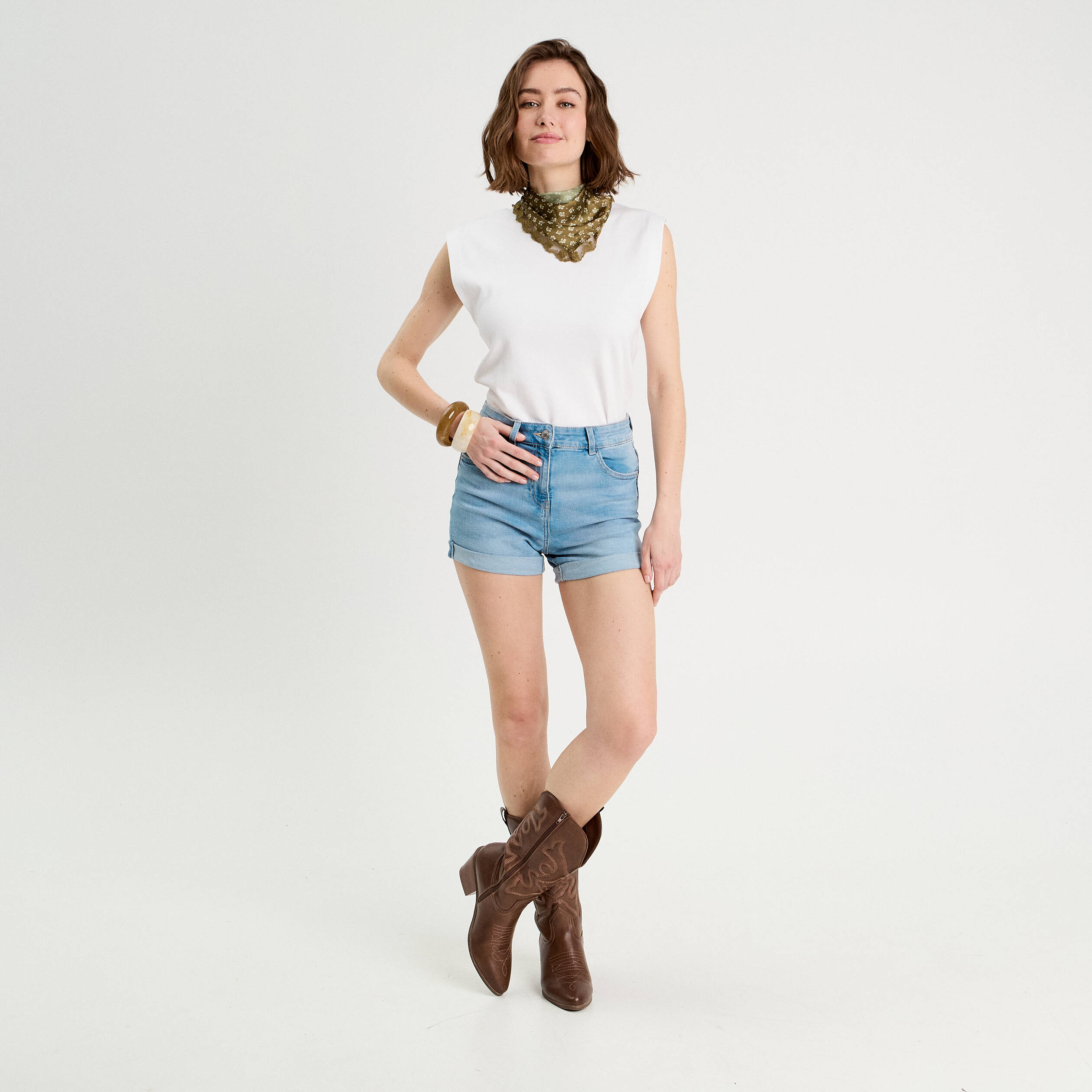 Short slim en jean denim bleach femme