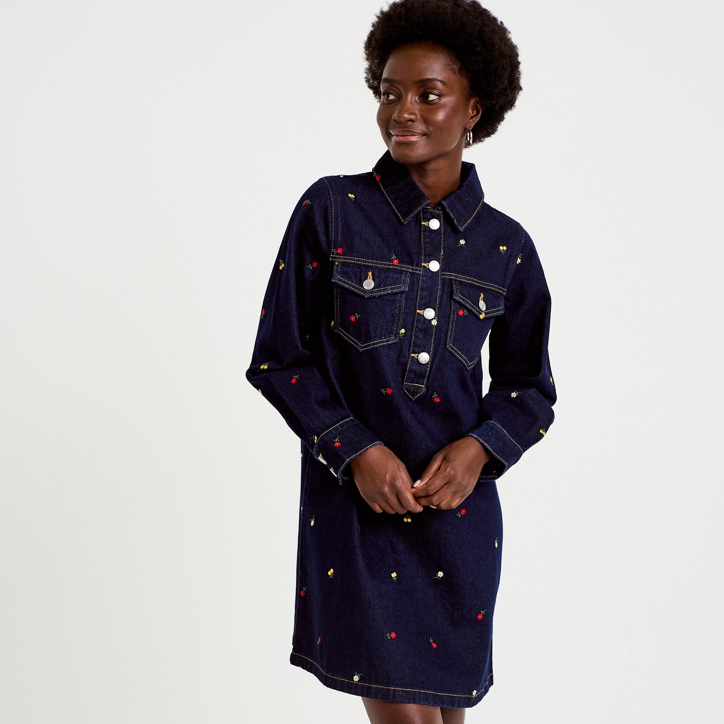 Robe courte &eacute;vas&eacute;e en jean brod&eacute;e bleu marine femme