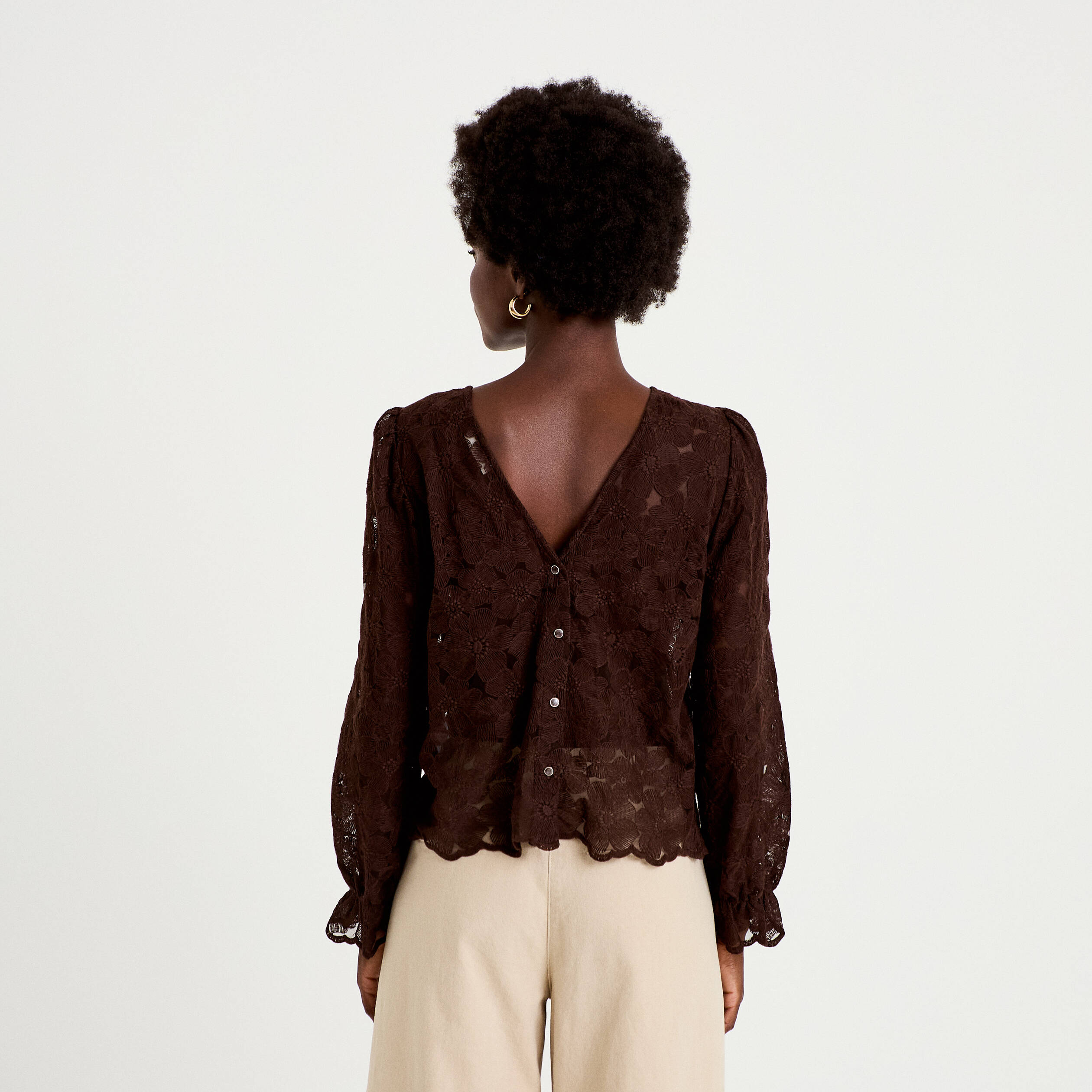Blouse droite col v en dentelle marron fonc&eacute; femme
