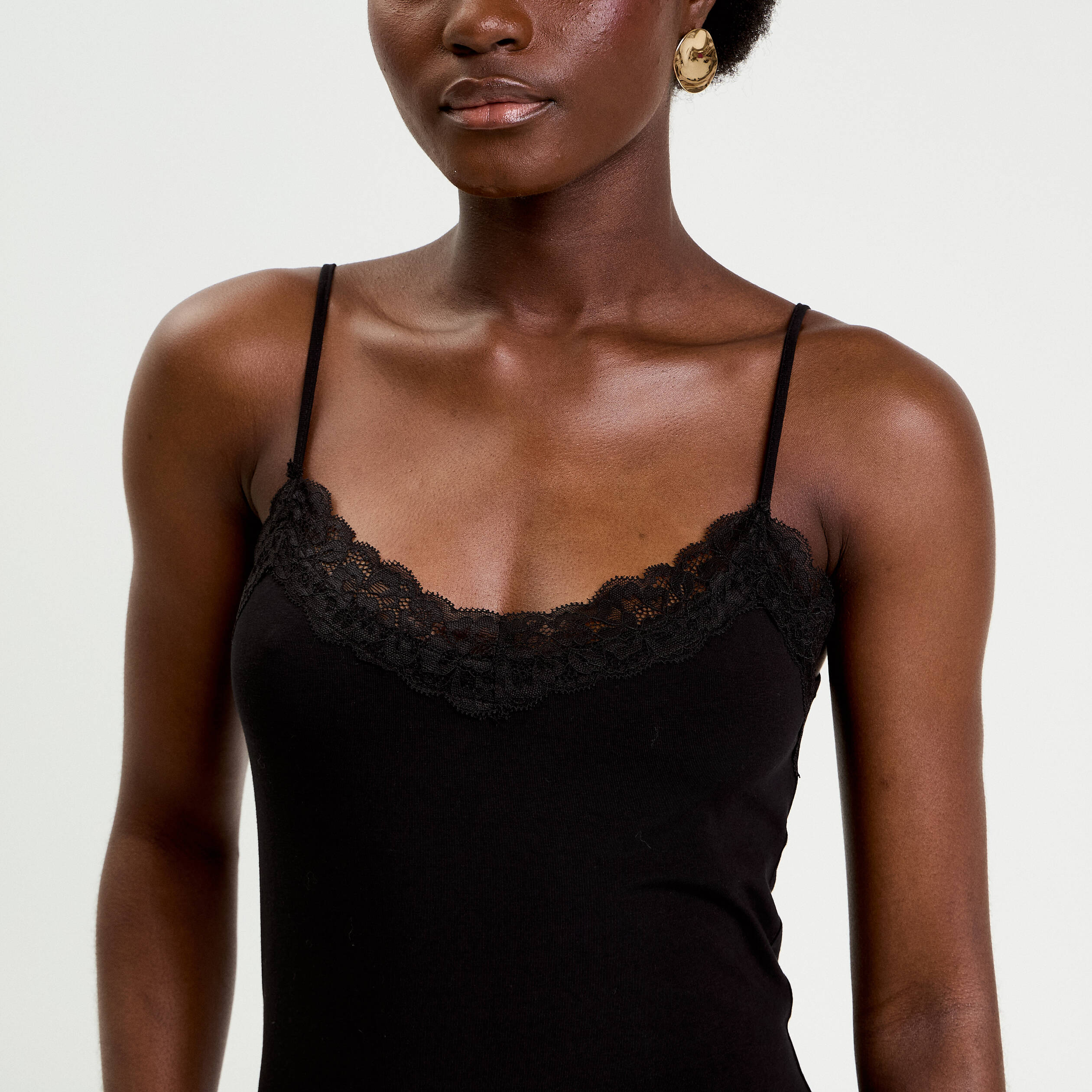 D&eacute;bardeur ajust&eacute; d&eacute;collet&eacute; dentelle noir femme
