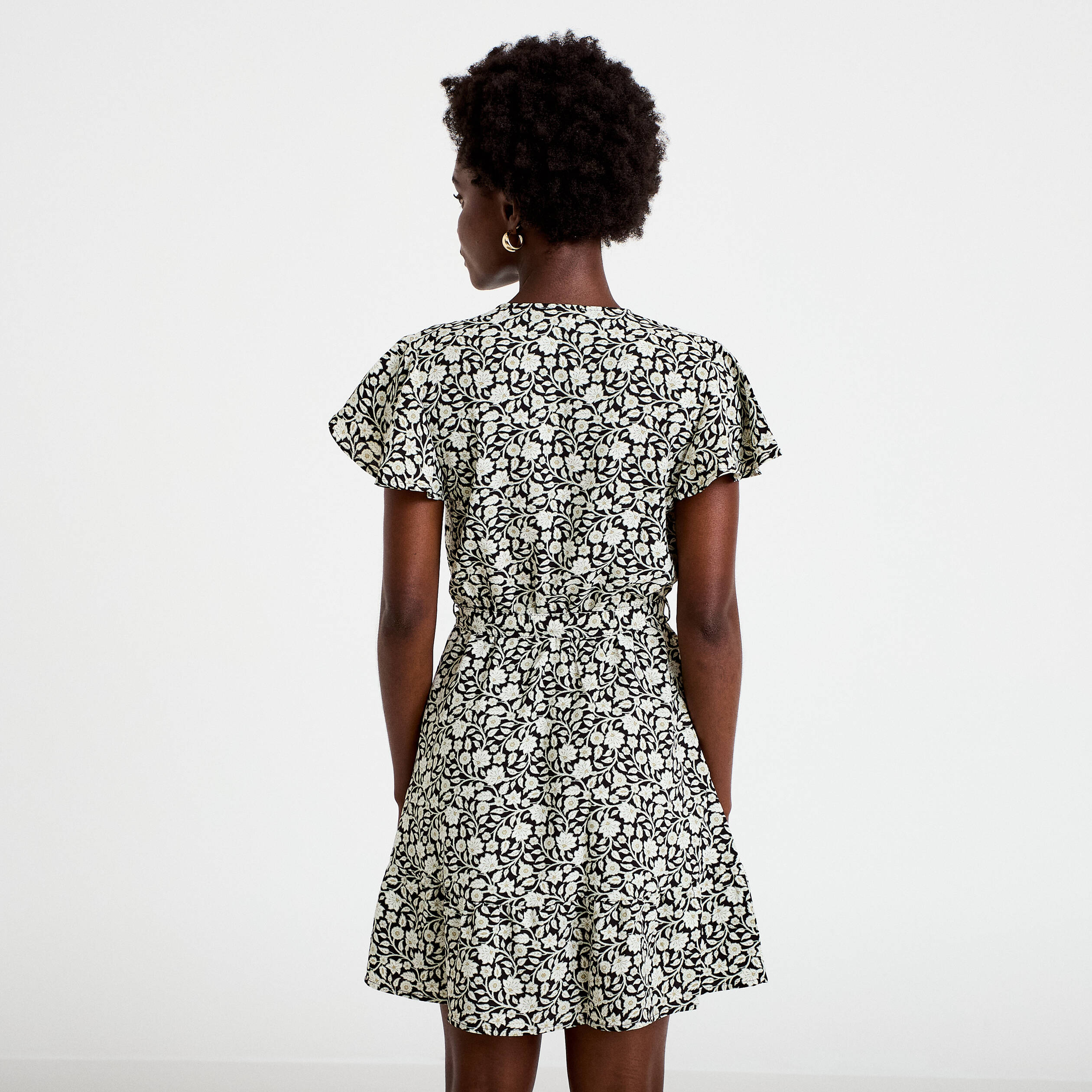 Robe courte &eacute;vas&eacute;e col v manches courtes noir femme