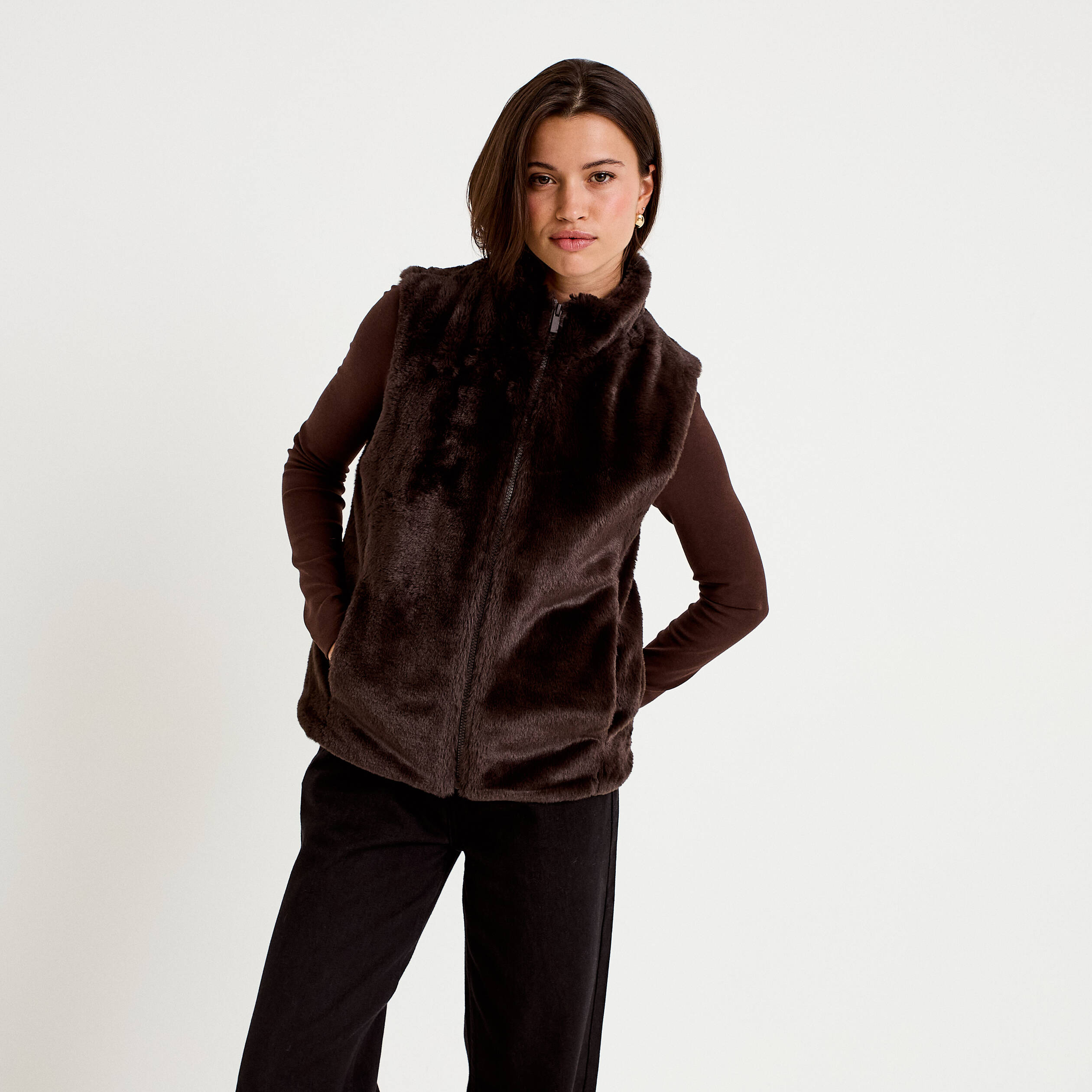 Veste courte ajust&eacute;e sans manches marron fonc&eacute; femme