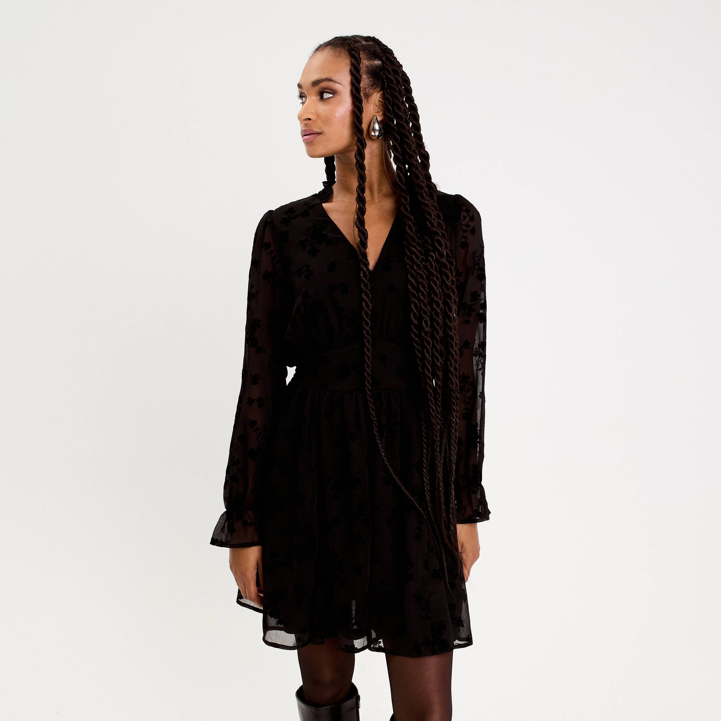 Robe courte &eacute;vas&eacute;e col v manches longues noir femme