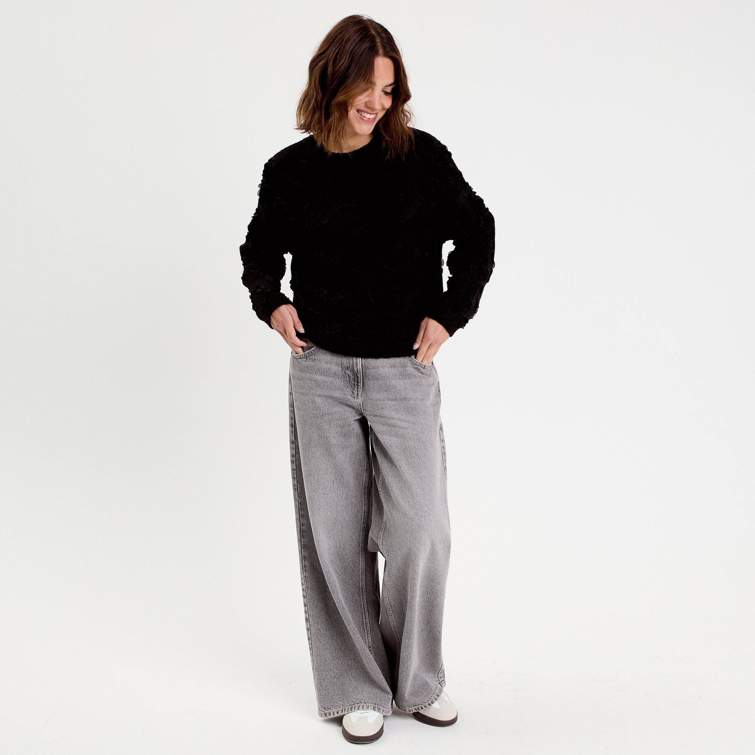 Pull fleurs en relief noir femme