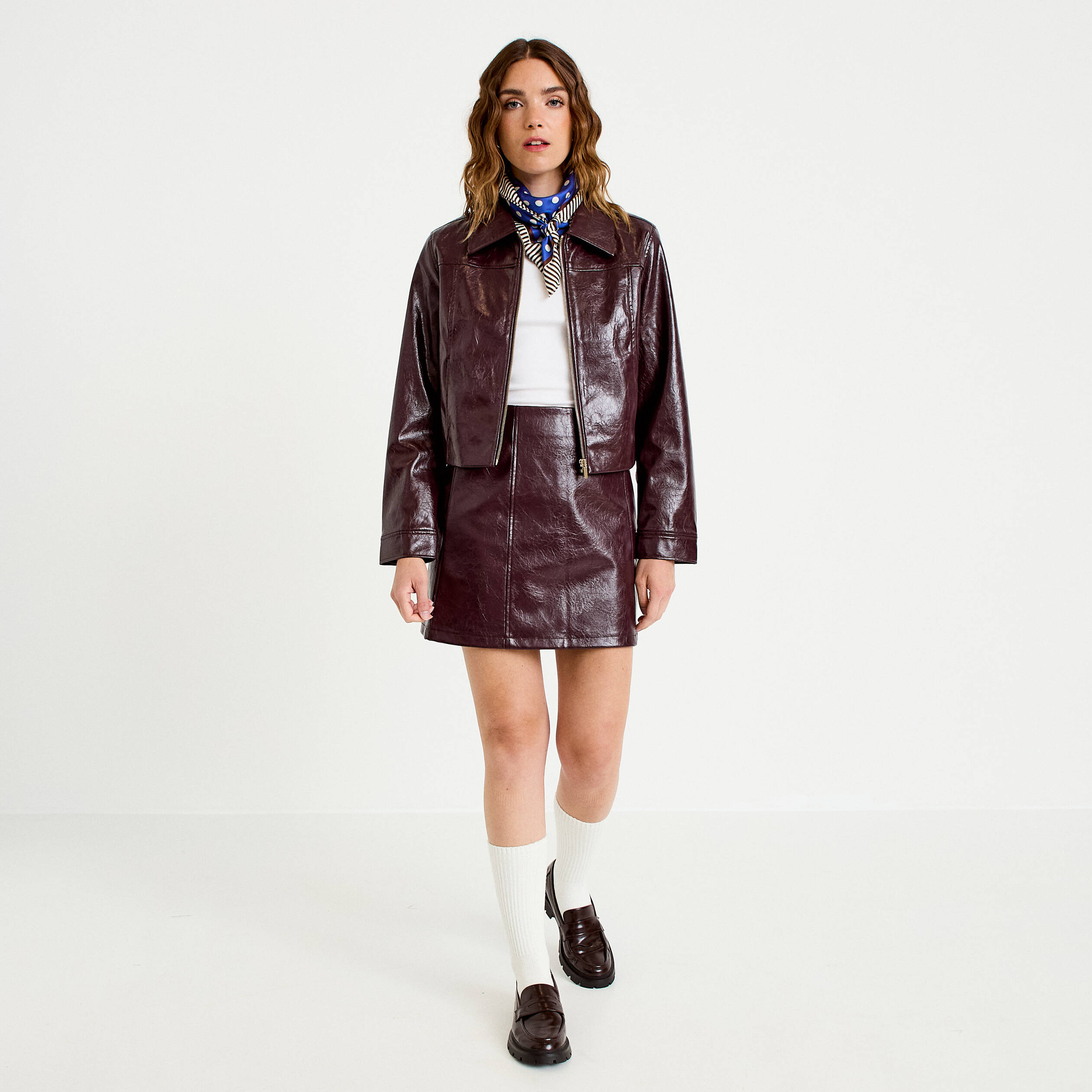 Veste droite cropped en similicuir violet fonc&eacute; femme