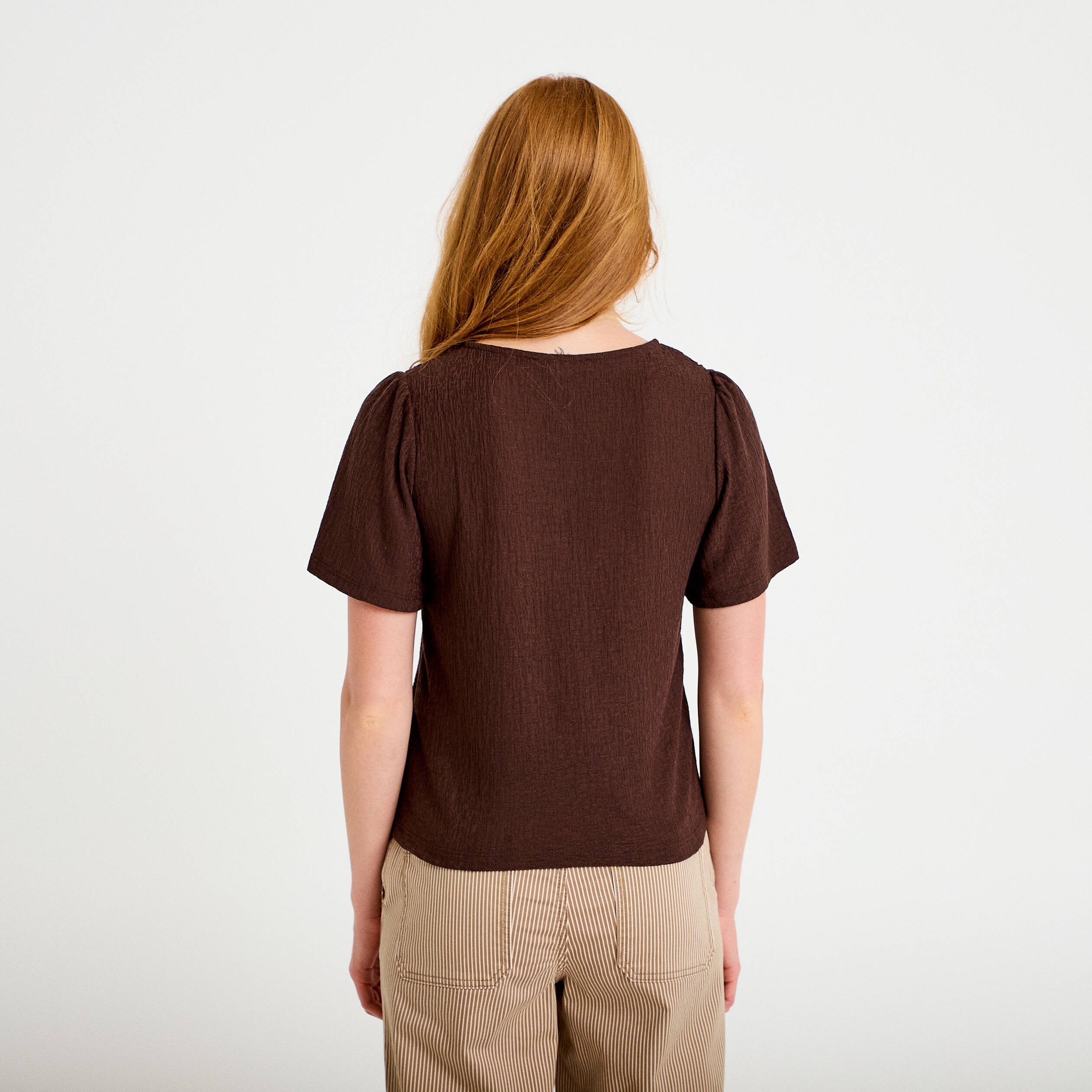 T-shirt manches courtes aspect dentelle marron fonc&eacute; femme