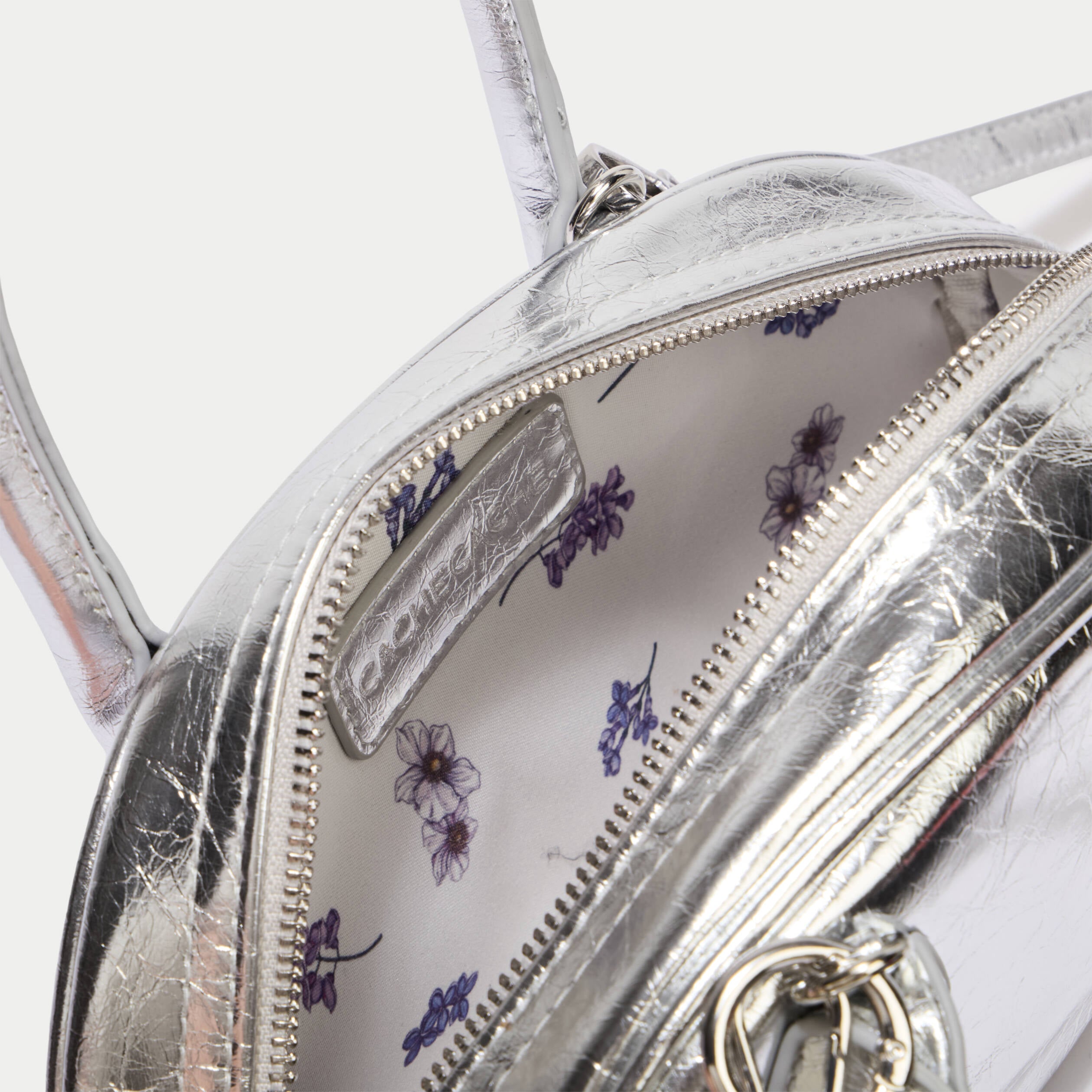 Sac port&eacute; main couleur argent femme