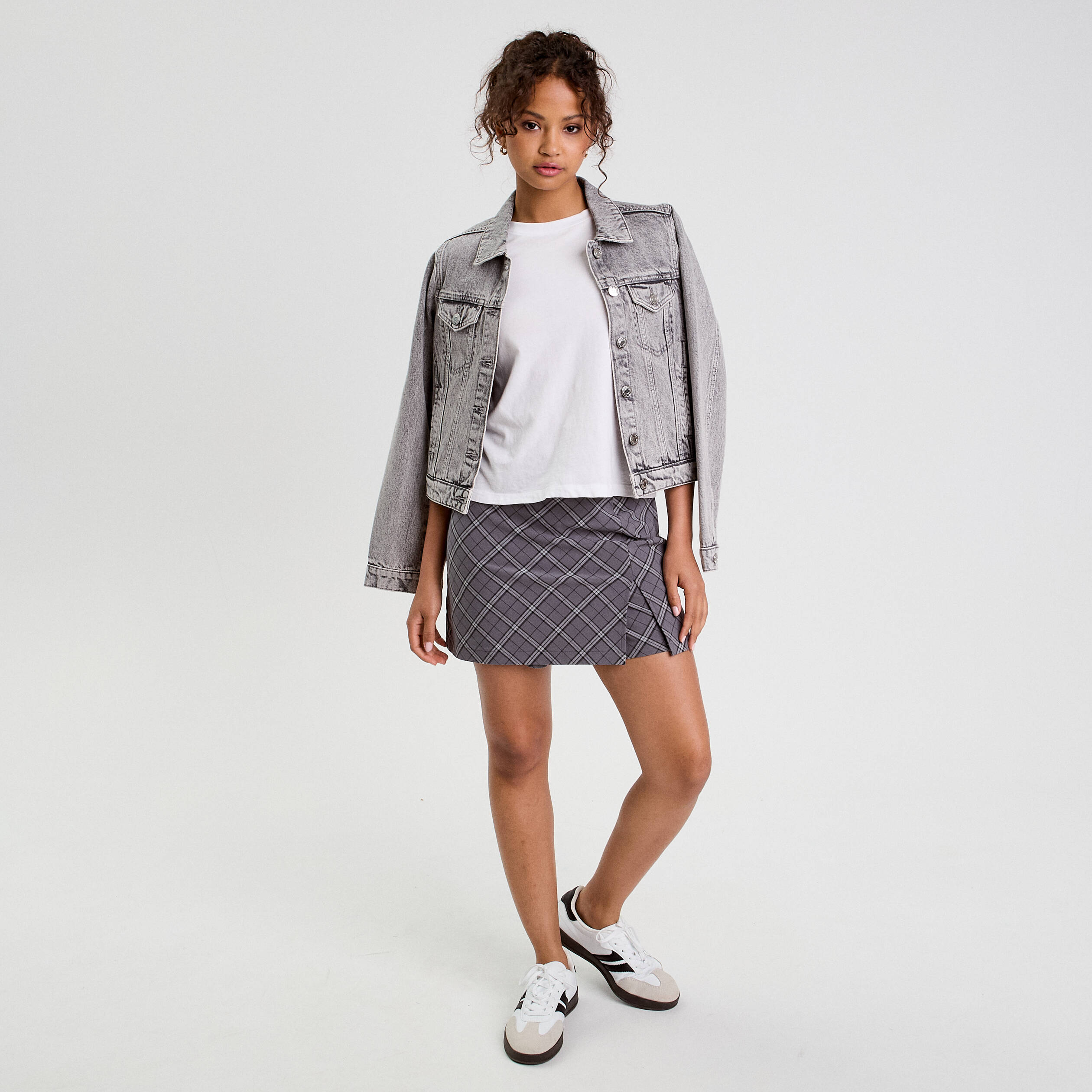 Jupe-short &eacute;vas&eacute;e gris femme