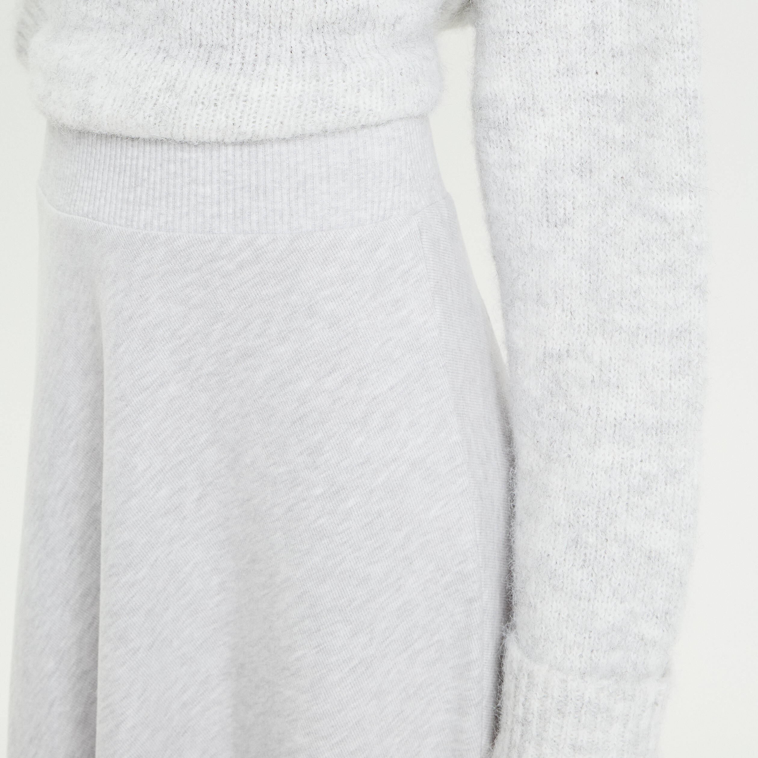 Jupe longue &eacute;vas&eacute;e en maille gris clair femme