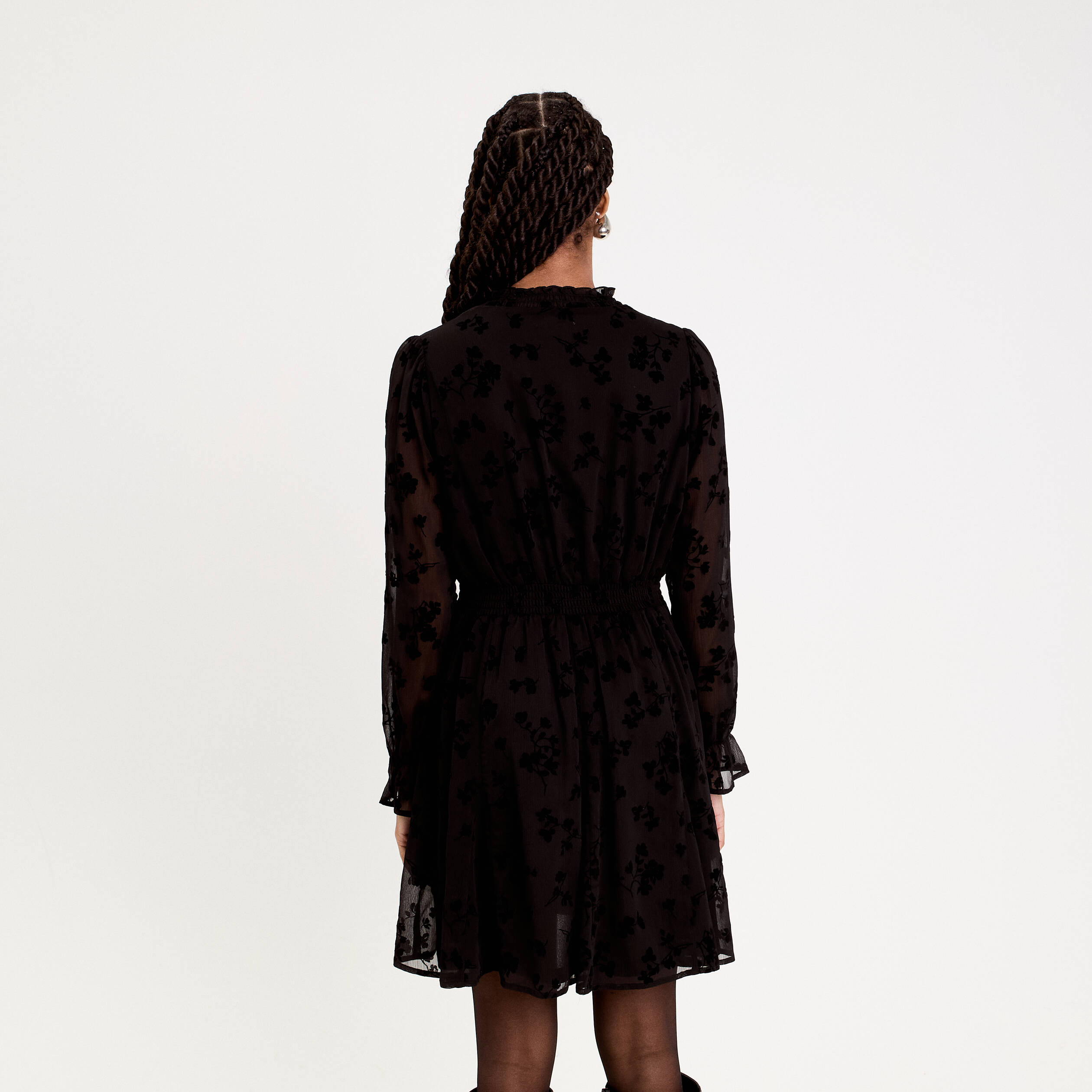 Robe courte &eacute;vas&eacute;e col v manches longues noir femme