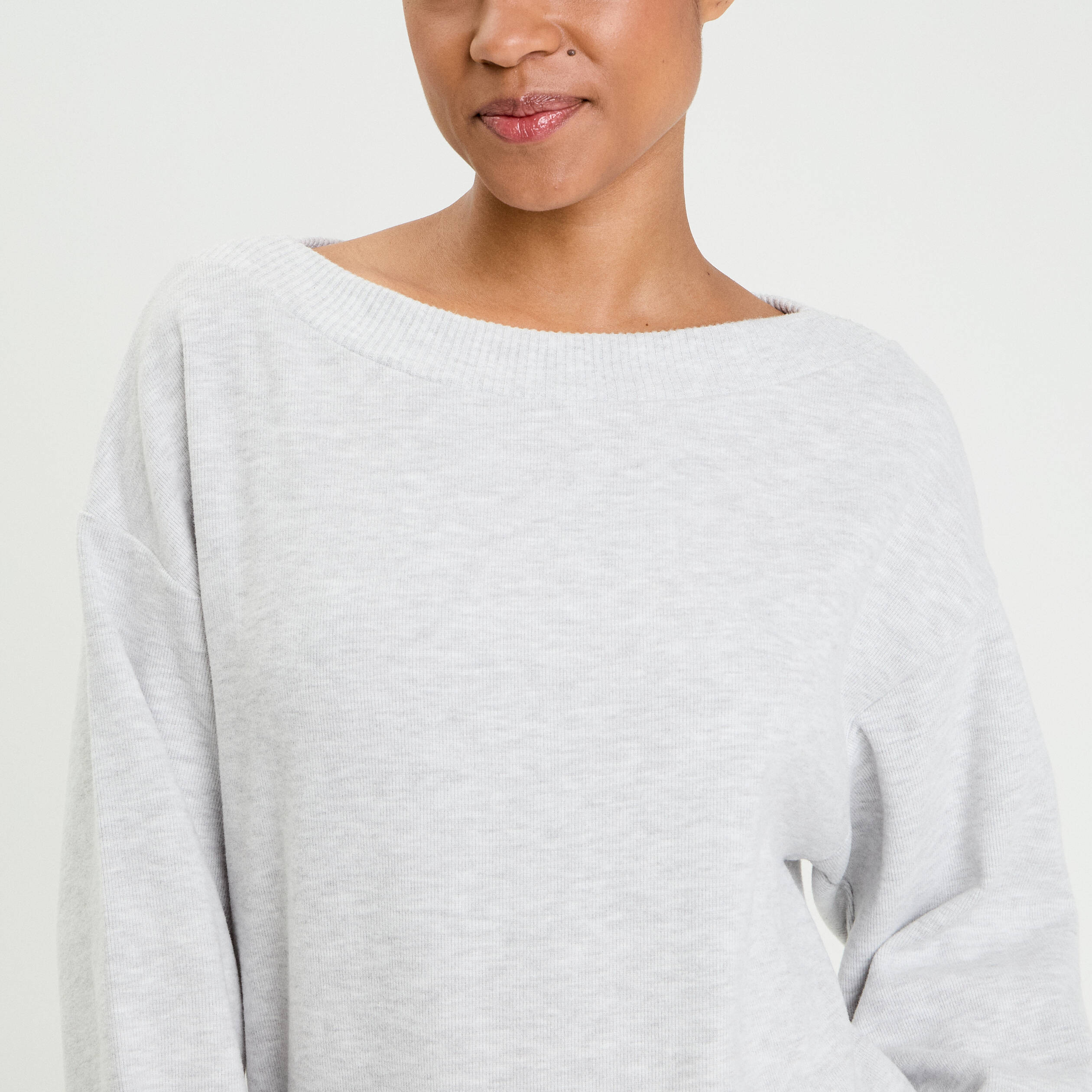 Sweat duveteux col rond manches longues gris clair femme