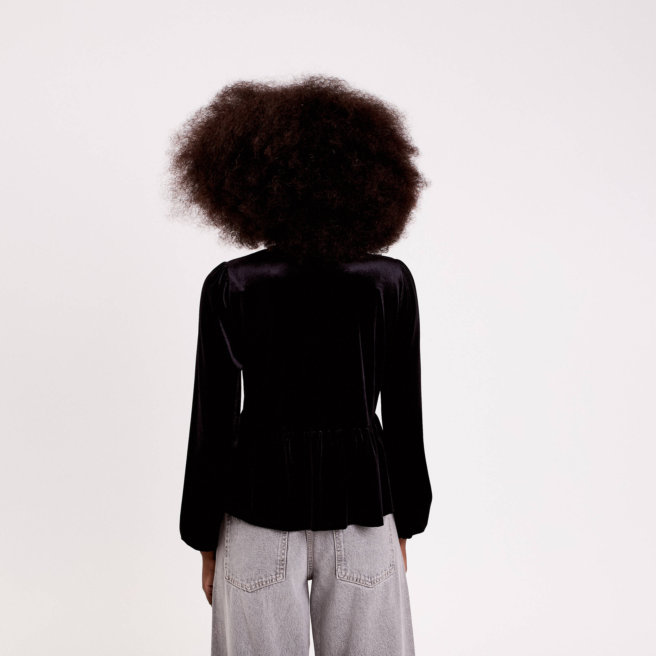Blouse nou&eacute;e en velours noir femme
