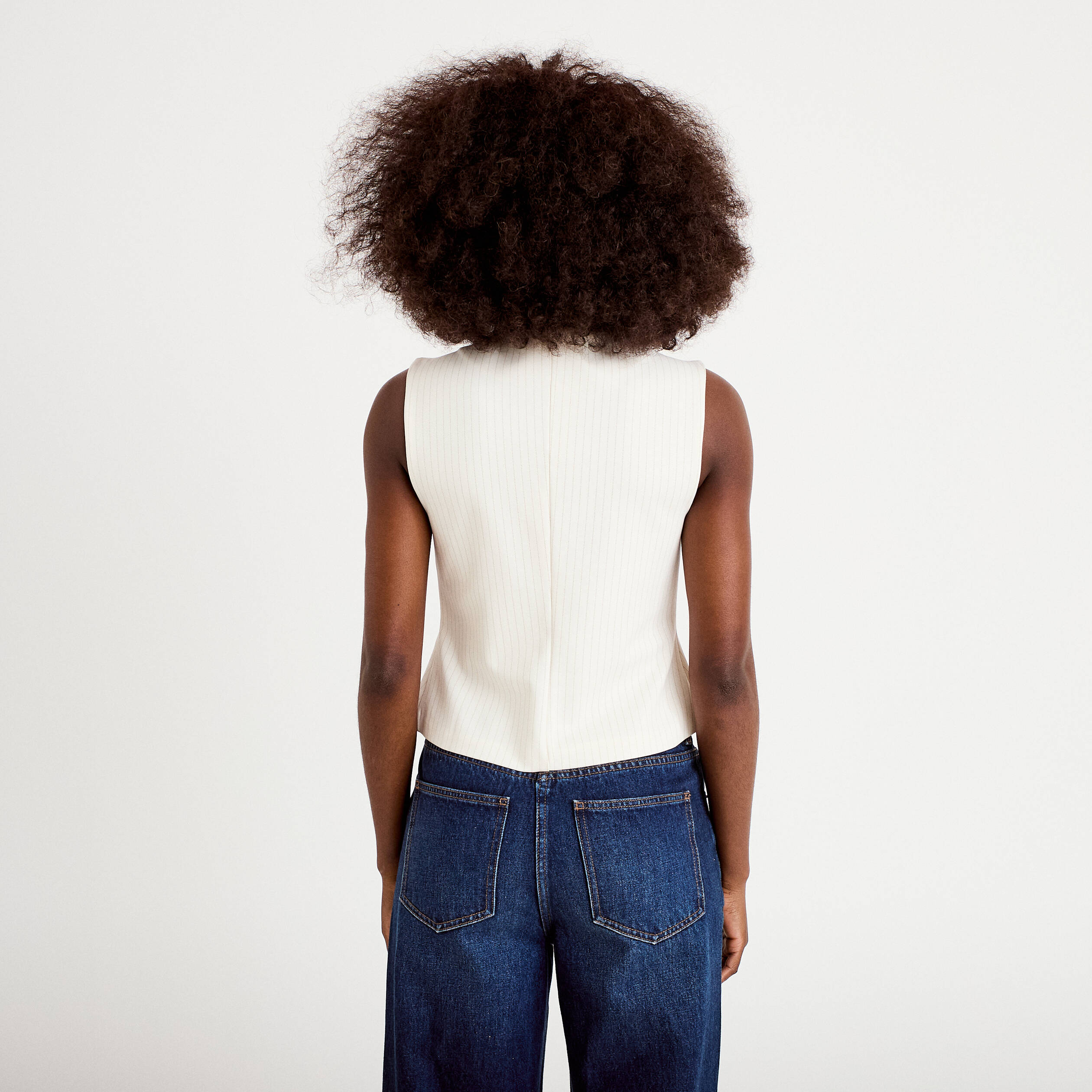 Gilet ajust&eacute; sans manches col rond ecru femme