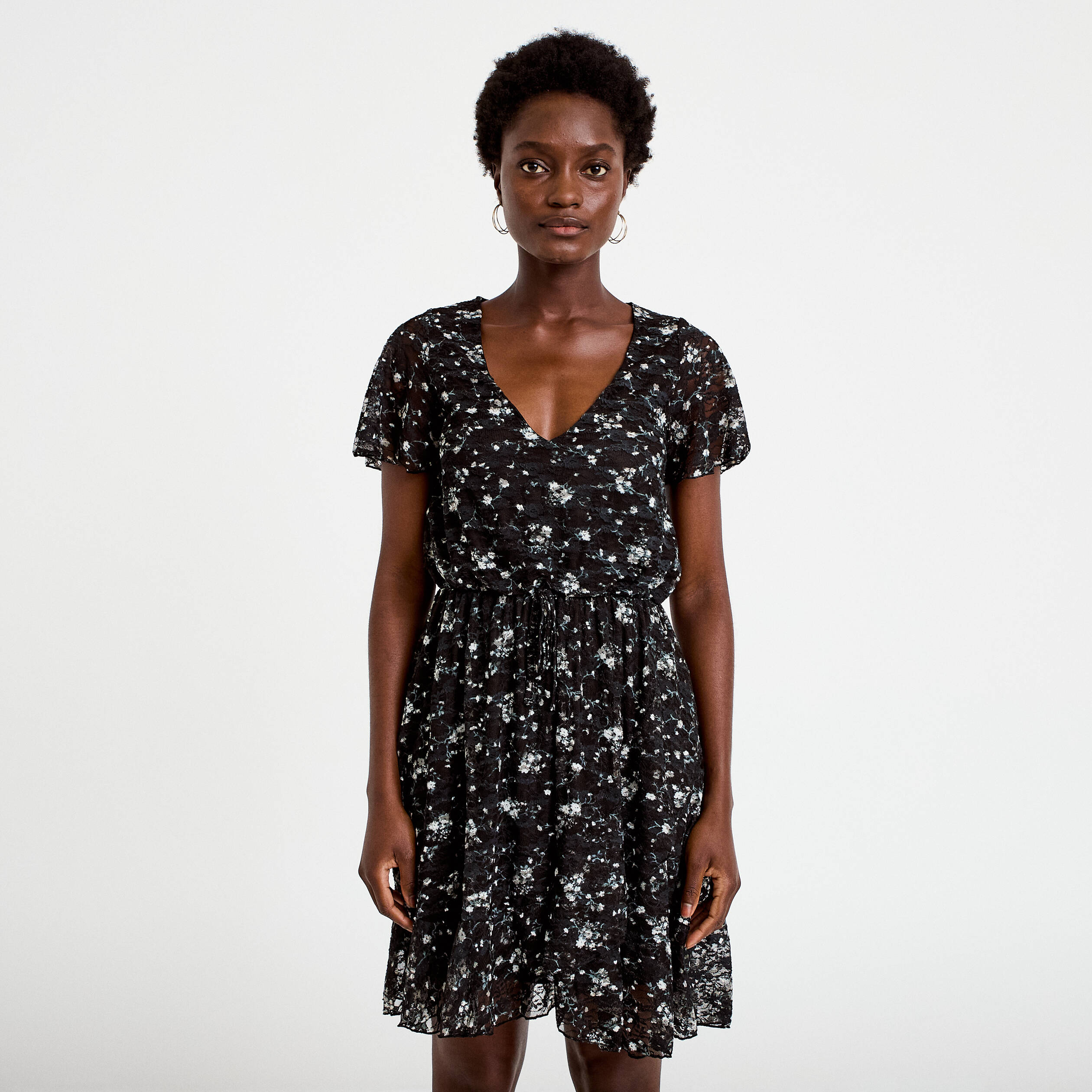 Robe courte &eacute;vas&eacute;e en dentelle col v noir femme
