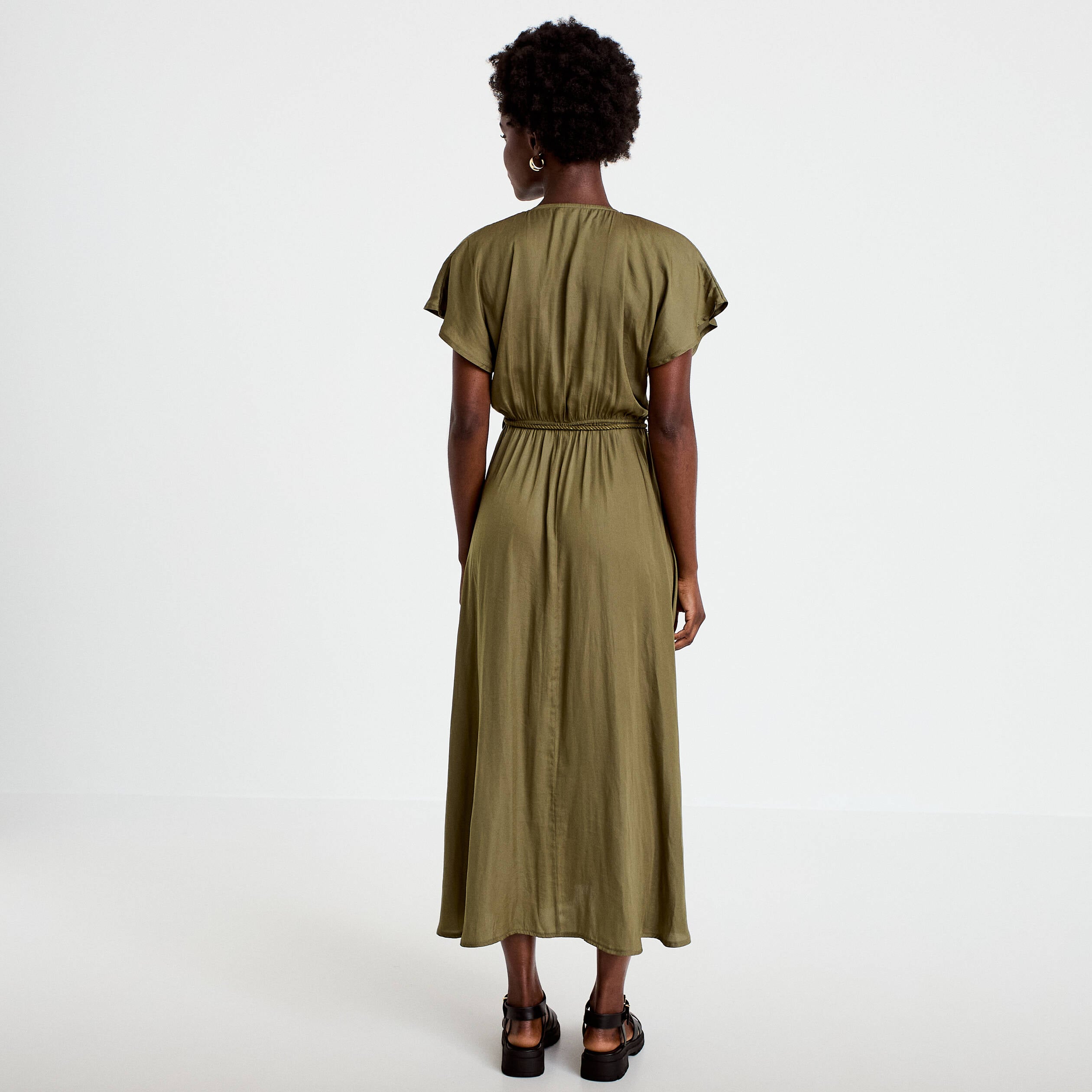 Robe longue &eacute;vas&eacute;e col v satin&eacute;e vert kaki femme