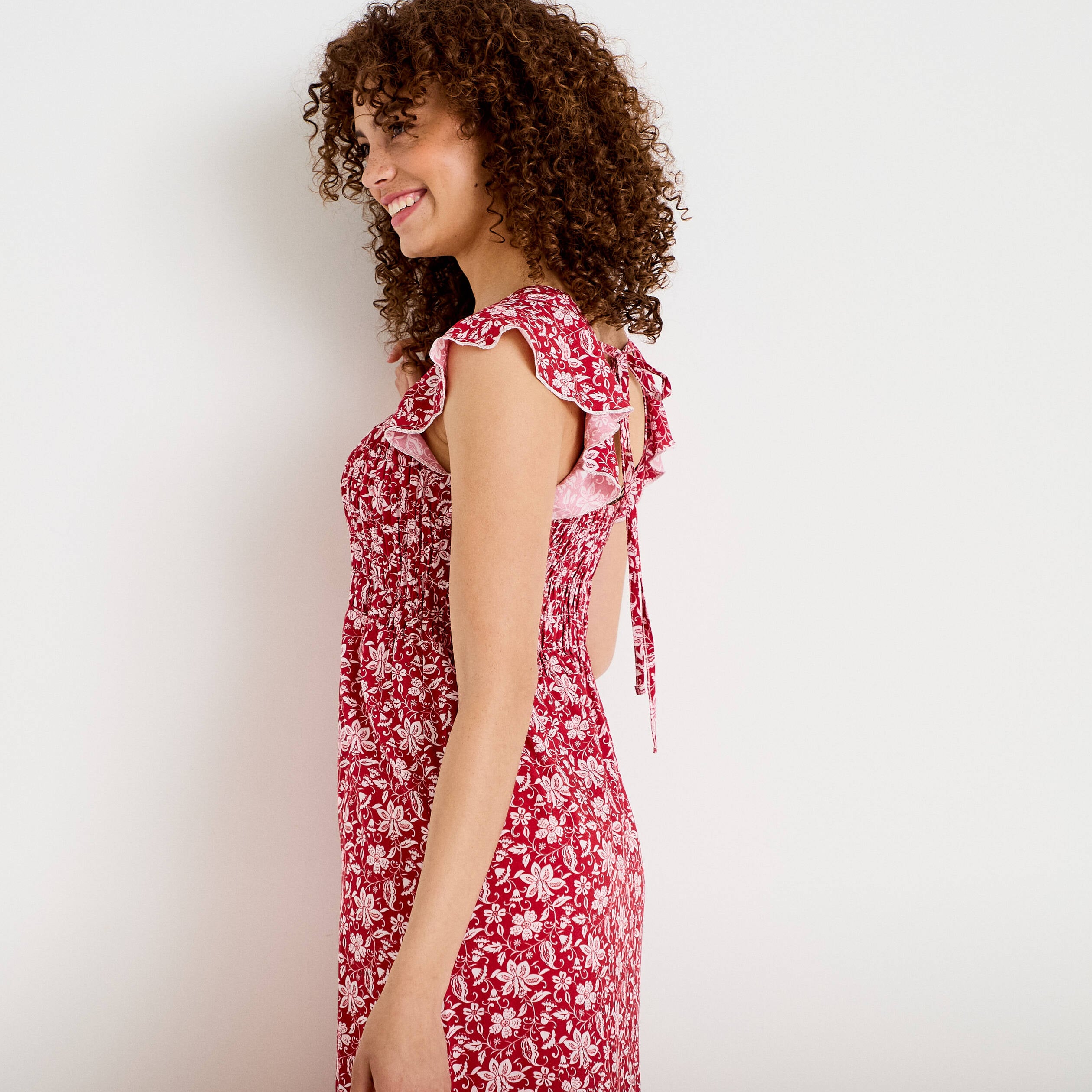 Robe longue &eacute;vas&eacute;e smock&eacute;e rouge femme