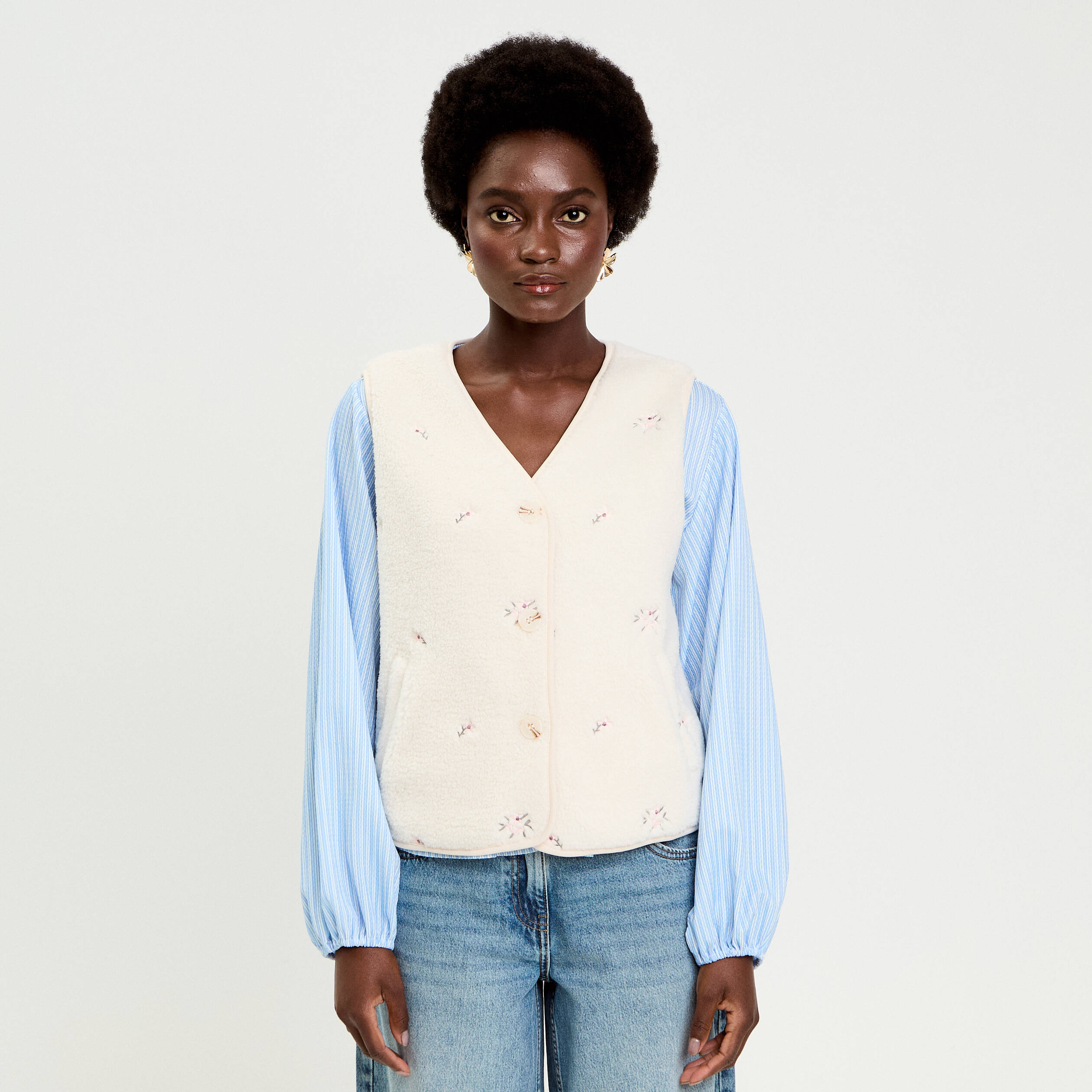 Gilet sans manches brod&eacute; effet polaire blanc femme