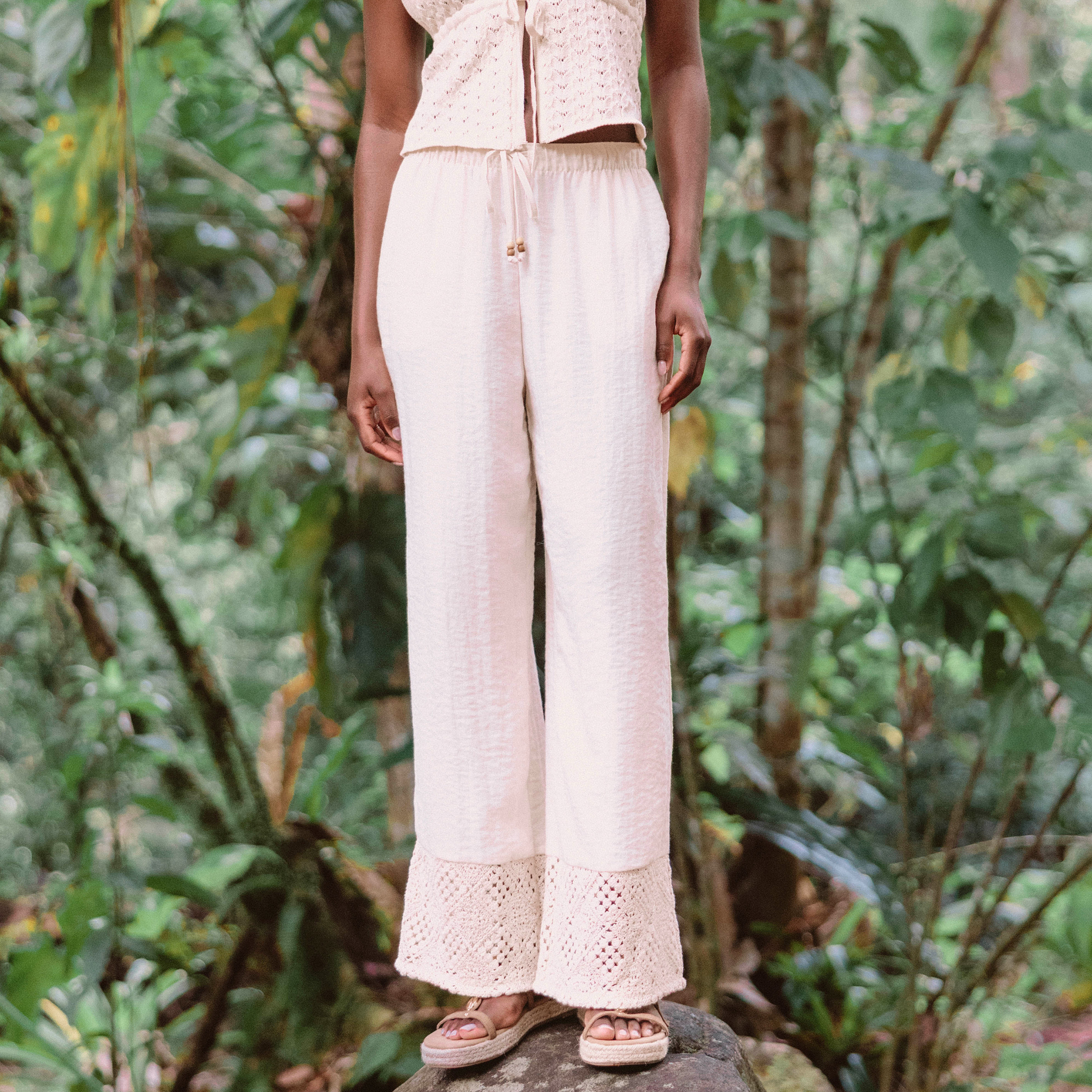 Pantalon large bi-mati&egrave;re pliss&eacute; ecru femme