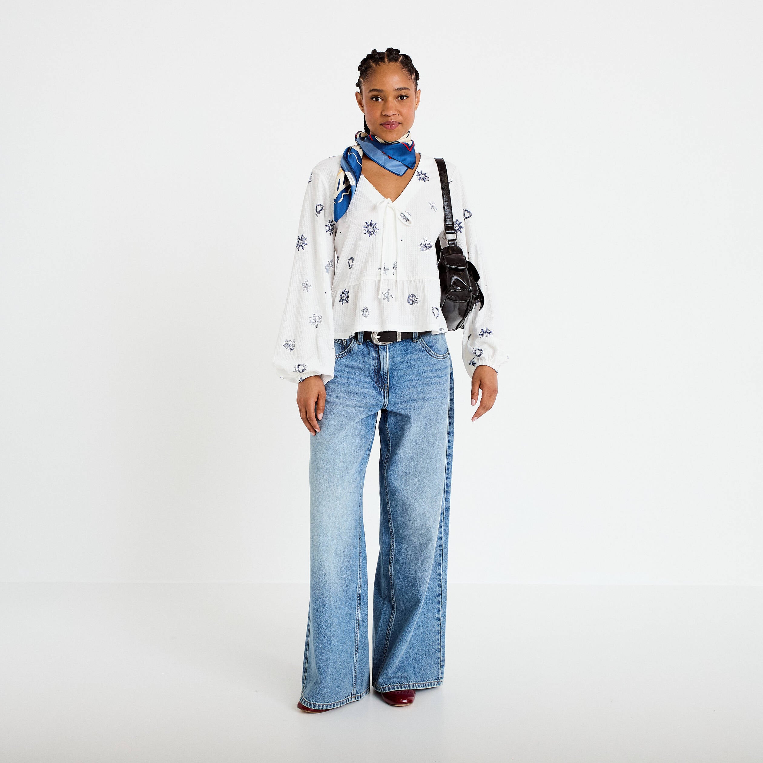 Blouse cintr&eacute;e col v manches longues blanc femme