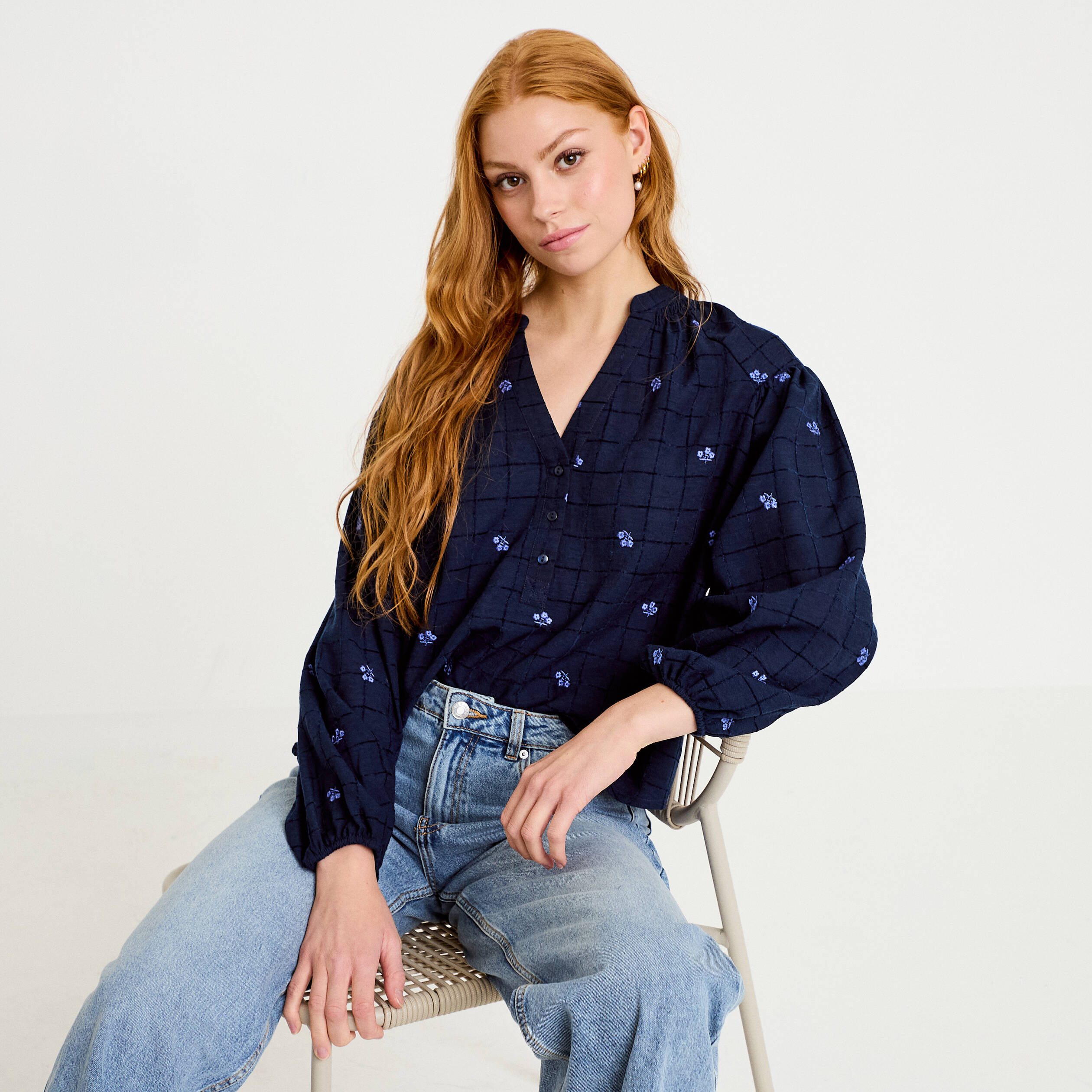 Blouse avec broderie bleu fonc&eacute; femme