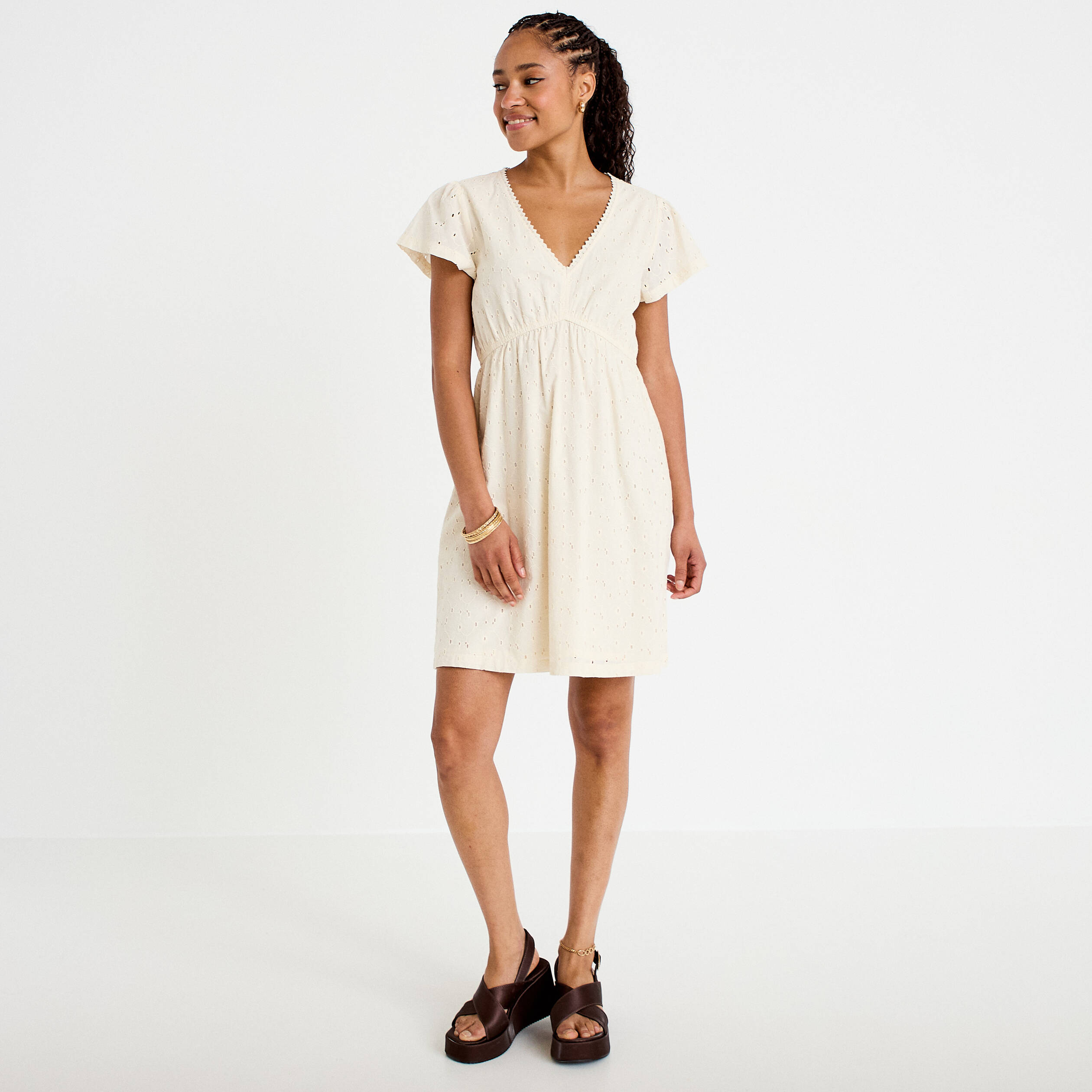 Robe courte &eacute;vas&eacute;e d&eacute;collet&eacute; brod&eacute;e ecru femme
