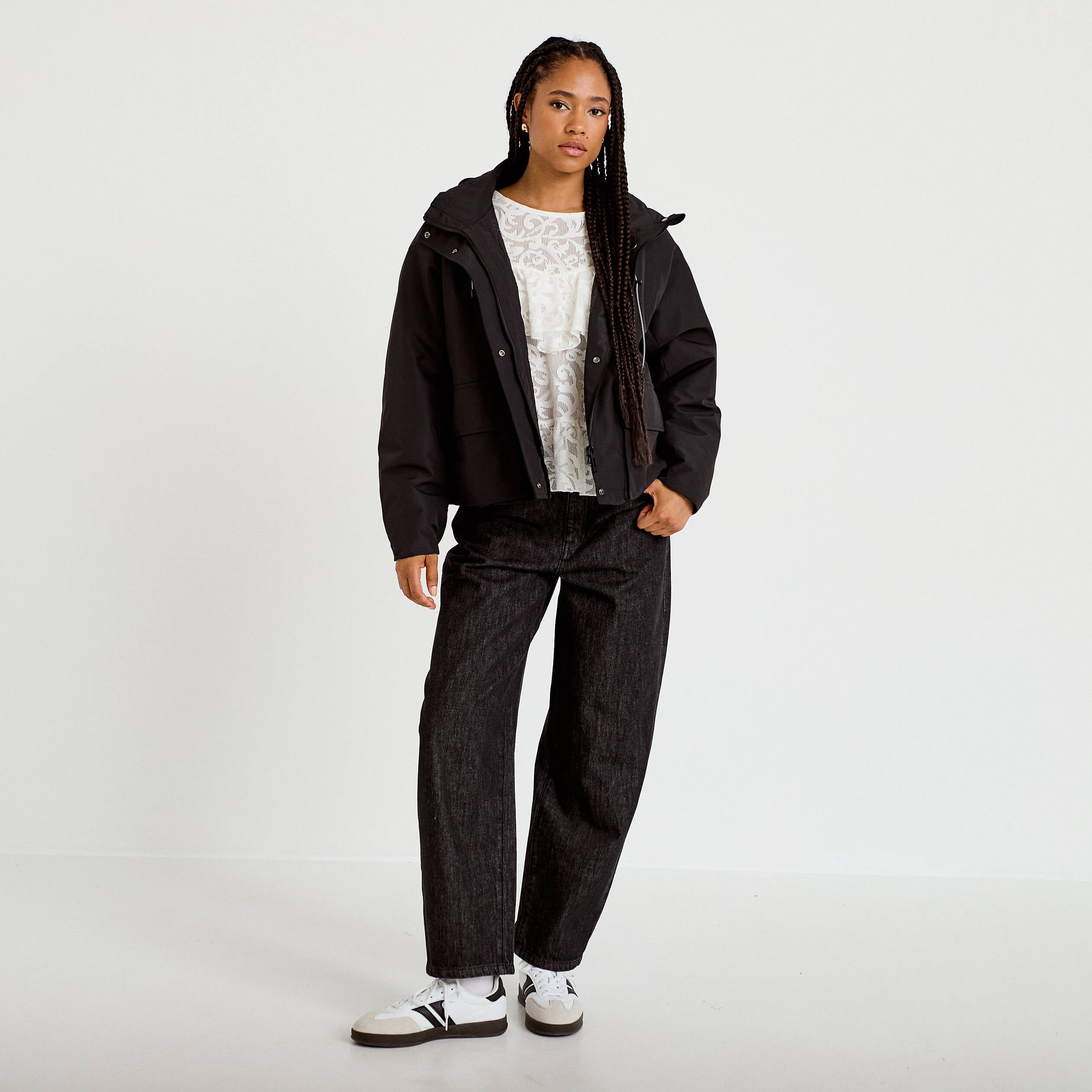 Veste courte bas resserr&eacute; &agrave; capuche noir femme