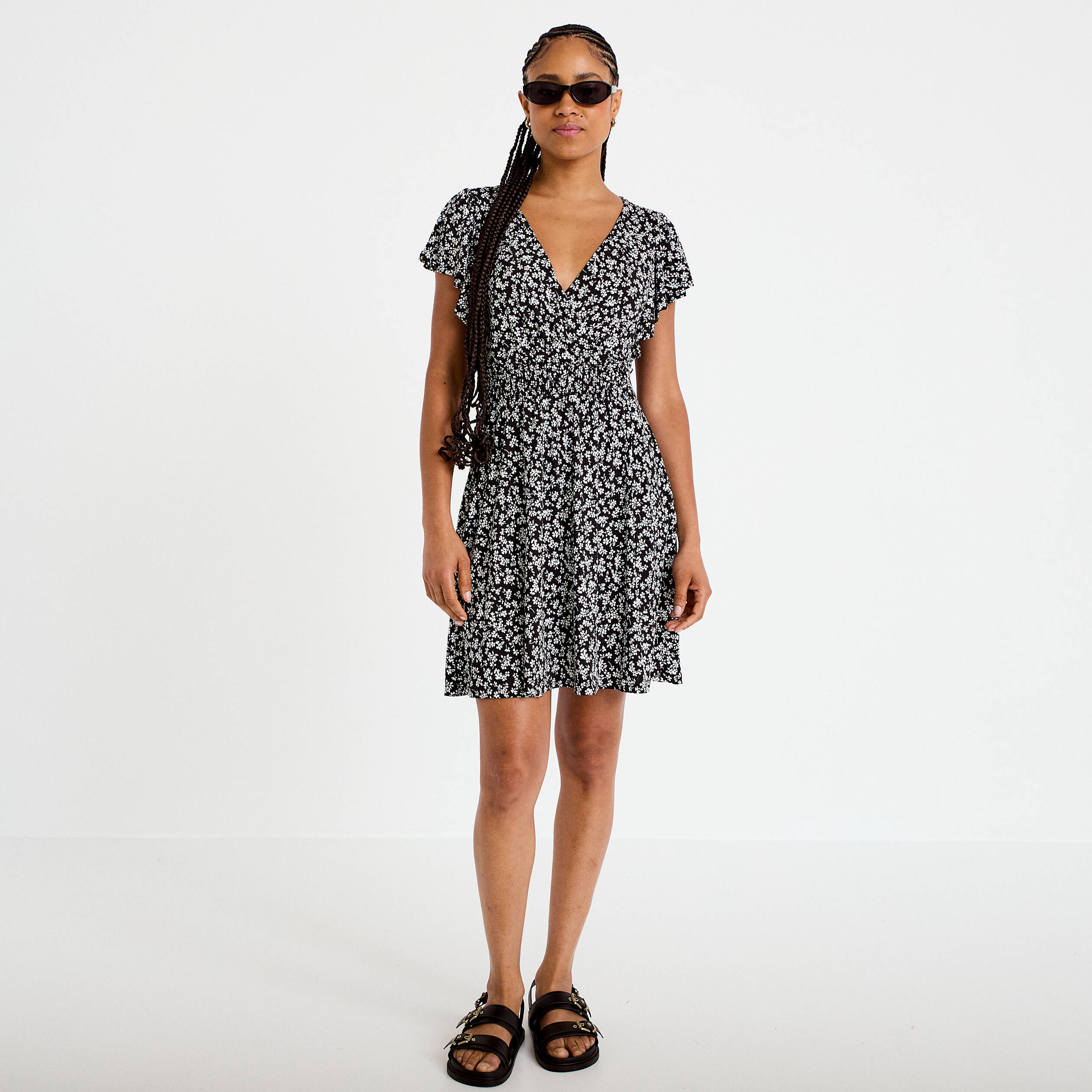 Robe courte &eacute;vas&eacute;e col v manches courtes noir femme