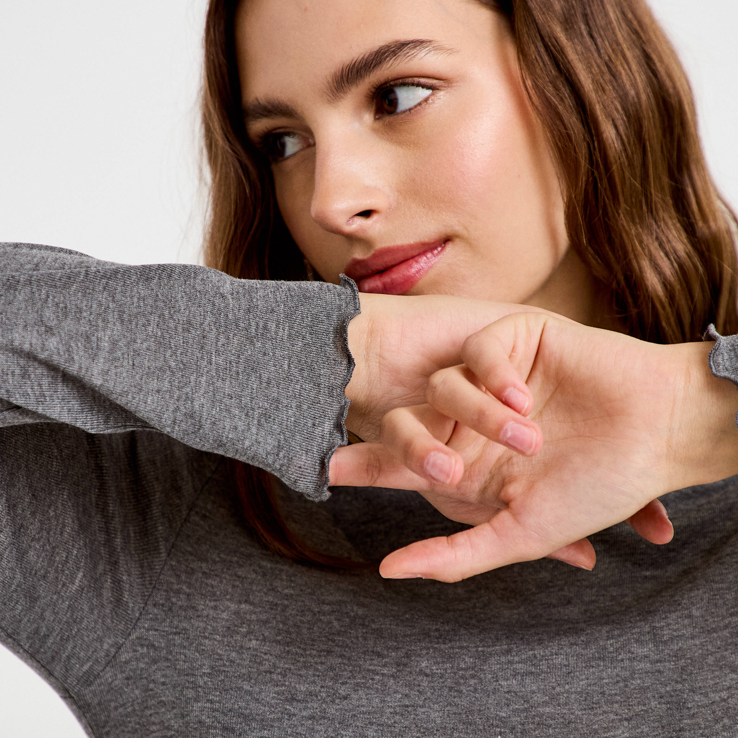T-shirt ajust&eacute; col rond manches longues gris fonc&eacute; femme