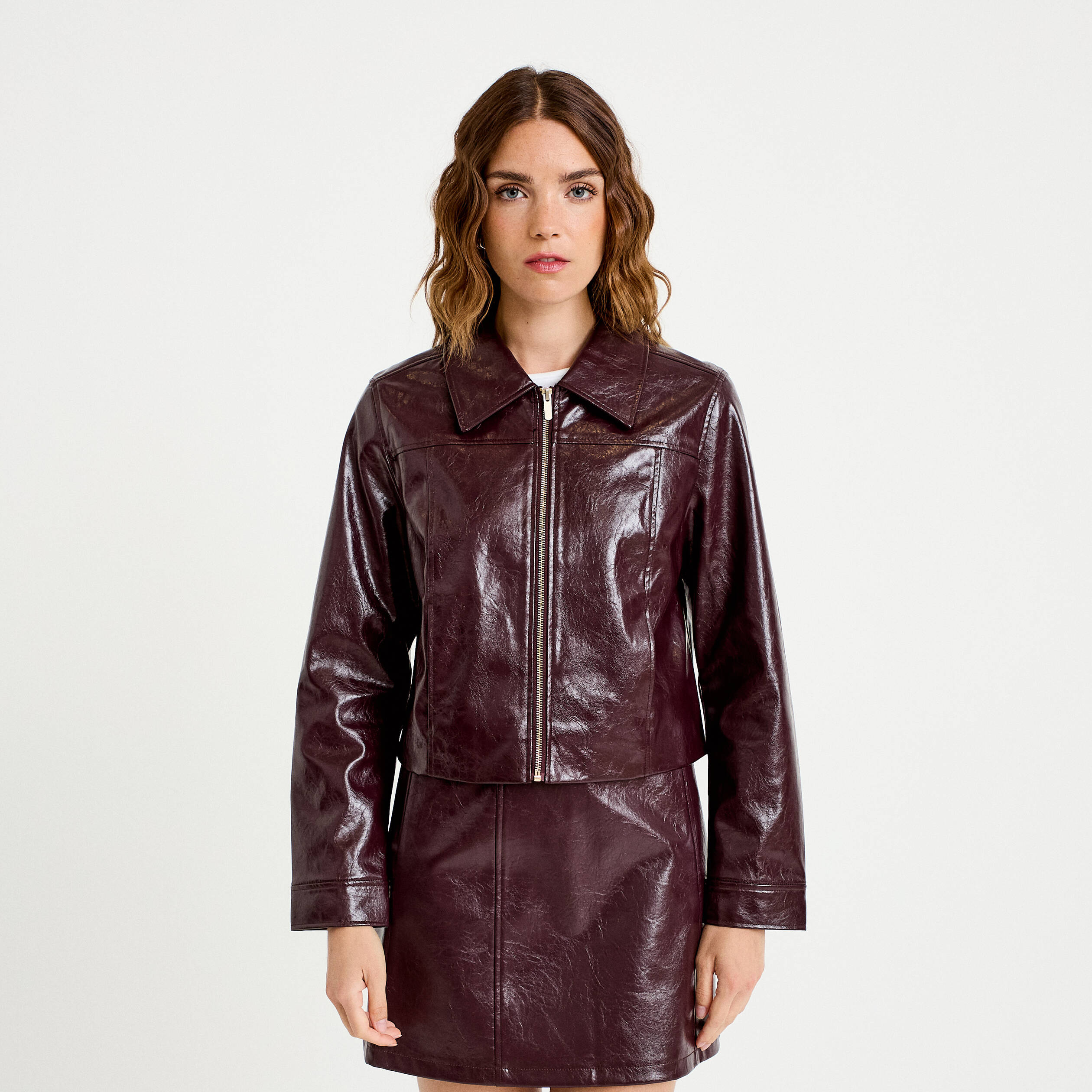 Veste droite cropped en similicuir violet fonc&eacute; femme