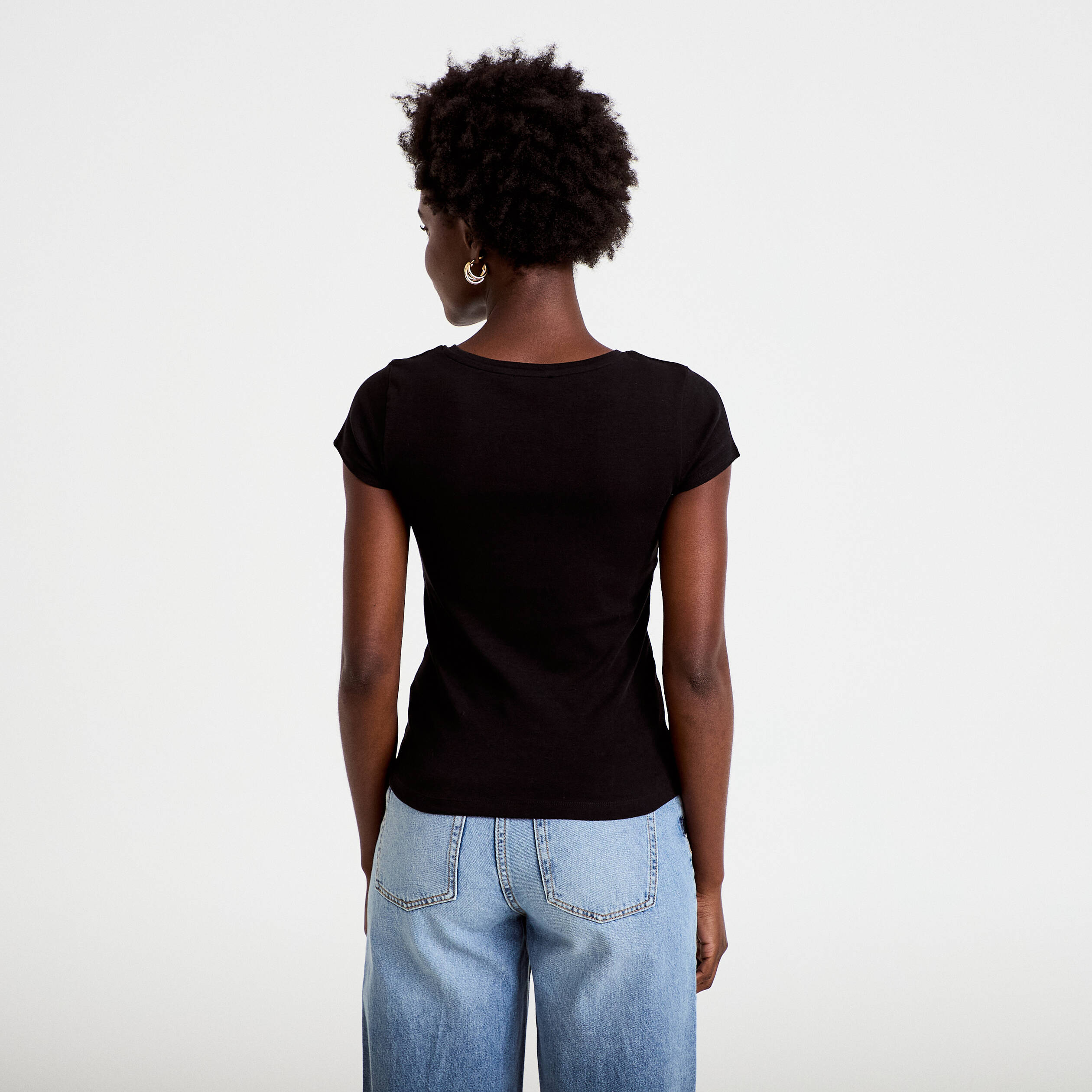 T-shirt ajust&eacute; col v manches courtes noir femme