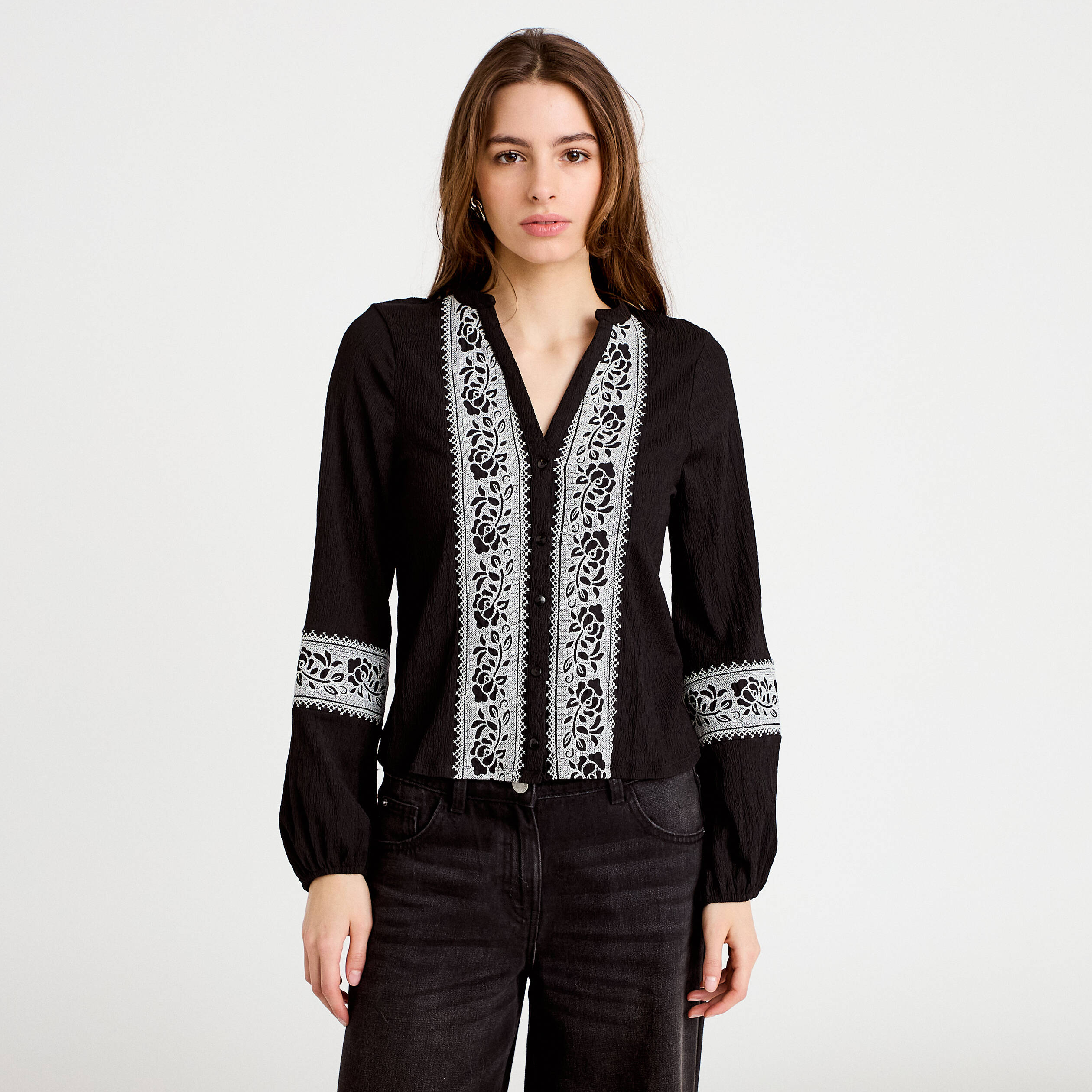 Blouse brod&eacute;e col tunisien noir femme